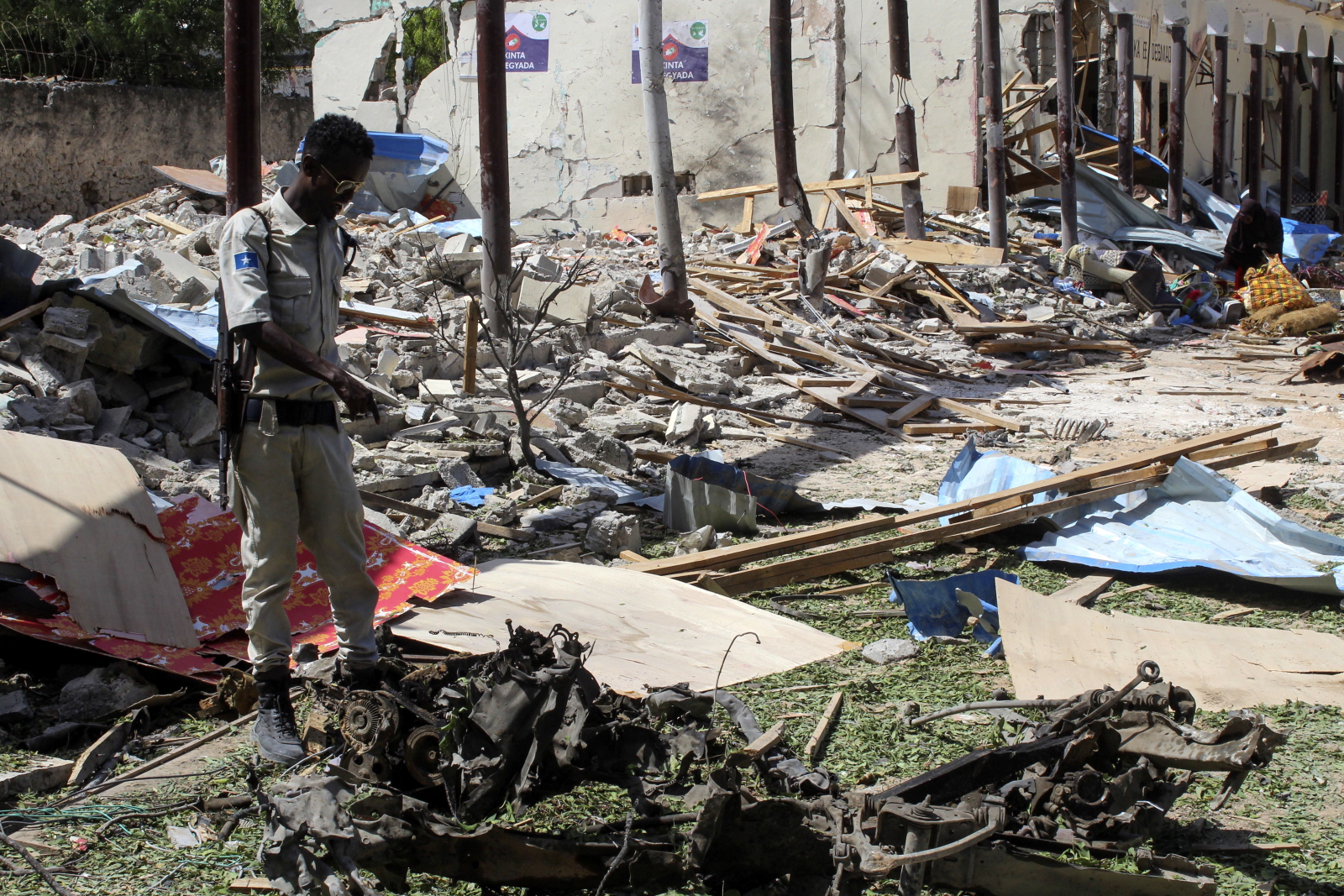 Wybuch samochodu-pułapki w Somalii EPA/SAID YUSUF WARSAME 