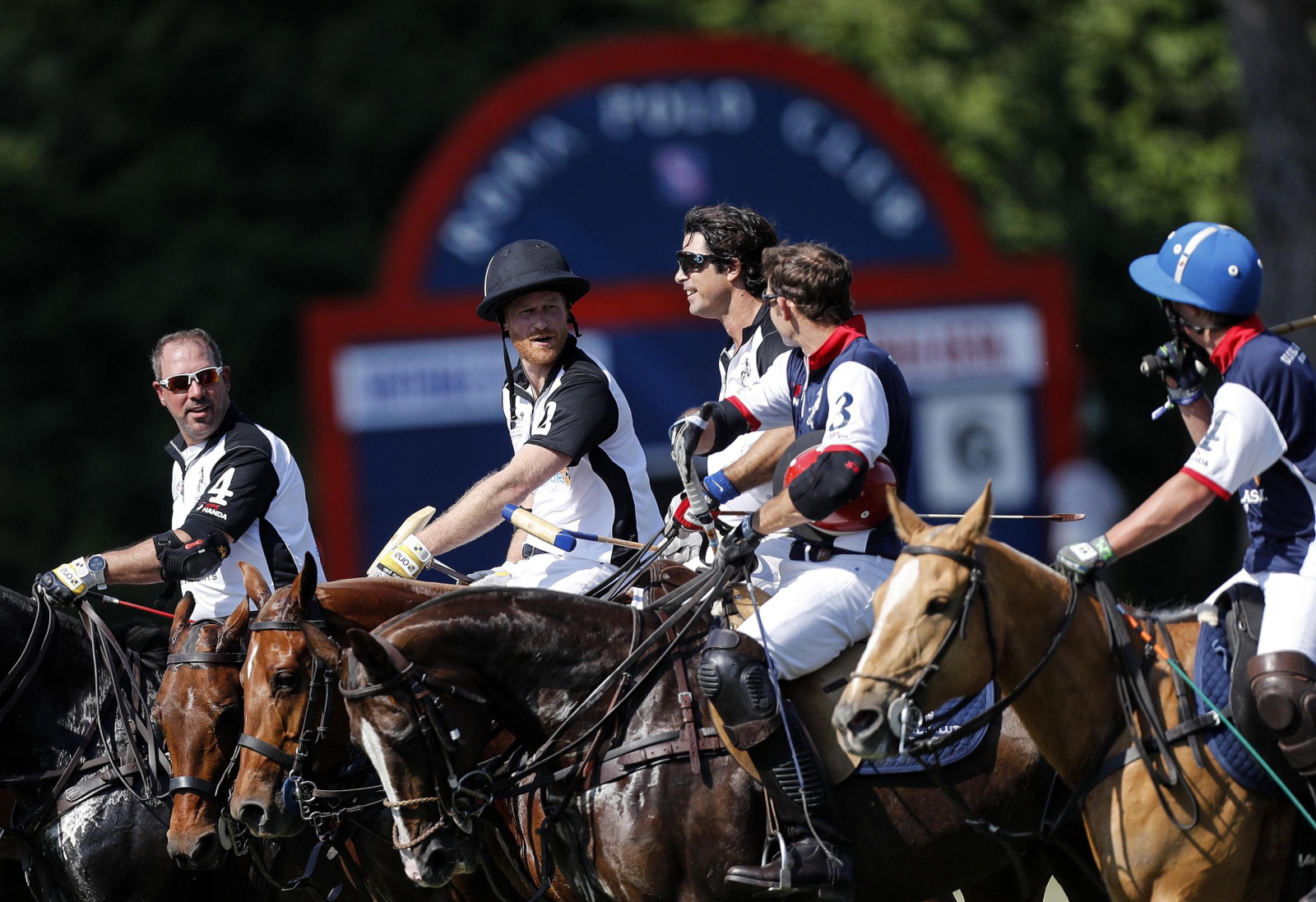 Książe Harry podczas zawodów polo we Włoszech. Fot.  	PAP/EPA/Riccardo Antimiani