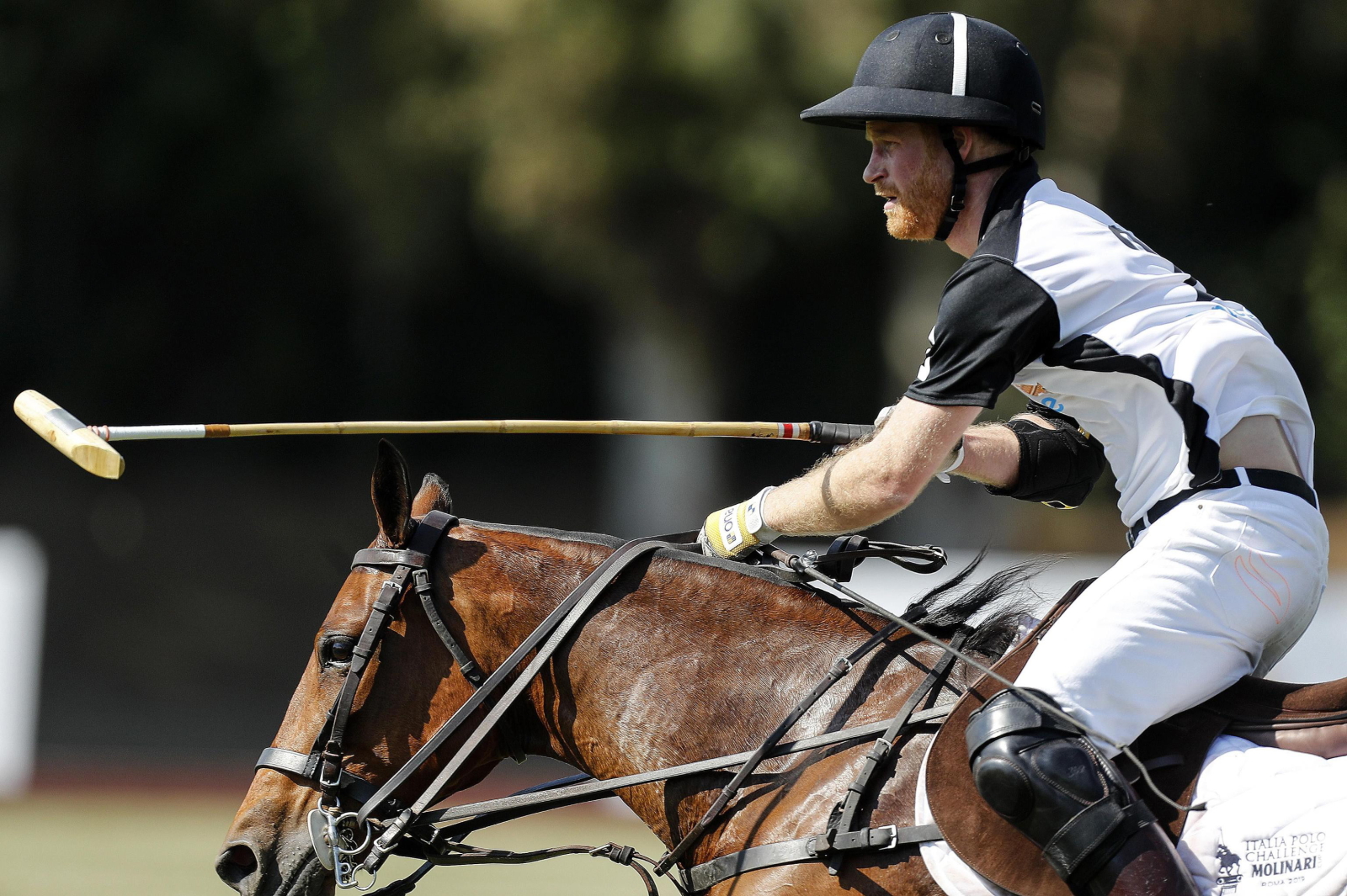 Książe Harry podczas zawodów polo we Włoszech. Fot.  	PAP/EPA/Riccardo Antimiani