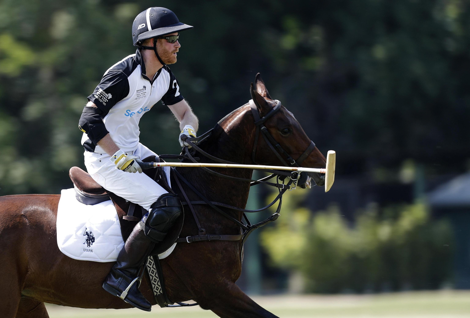 Książe Harry podczas zawodów polo we Włoszech. Fot.  	PAP/EPA/Riccardo Antimiani