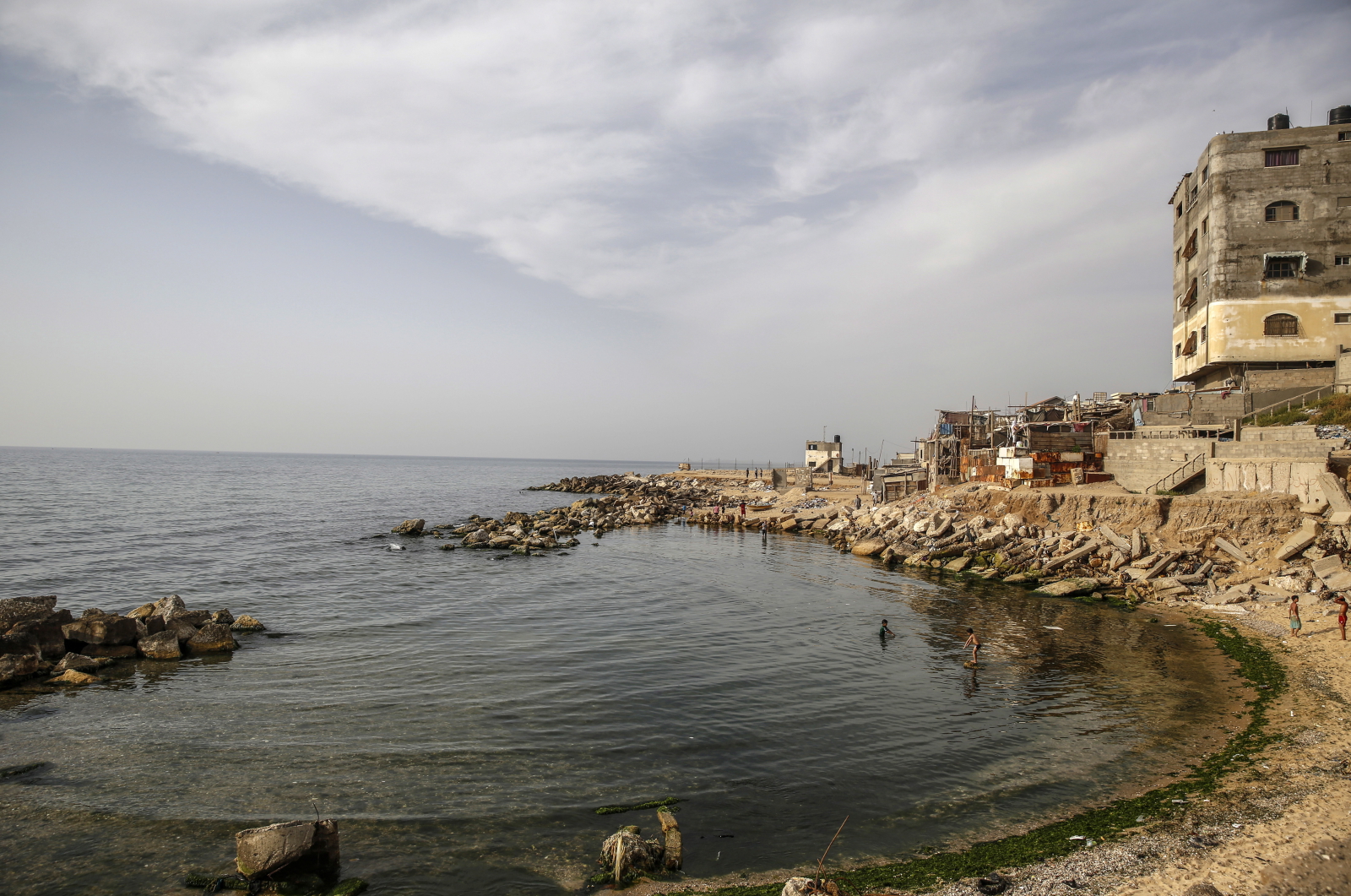 Upały na Bliskim Wschodzie, plaża w strefie Gazy. Fot. PAP/EPA/MOHAMMED SABER