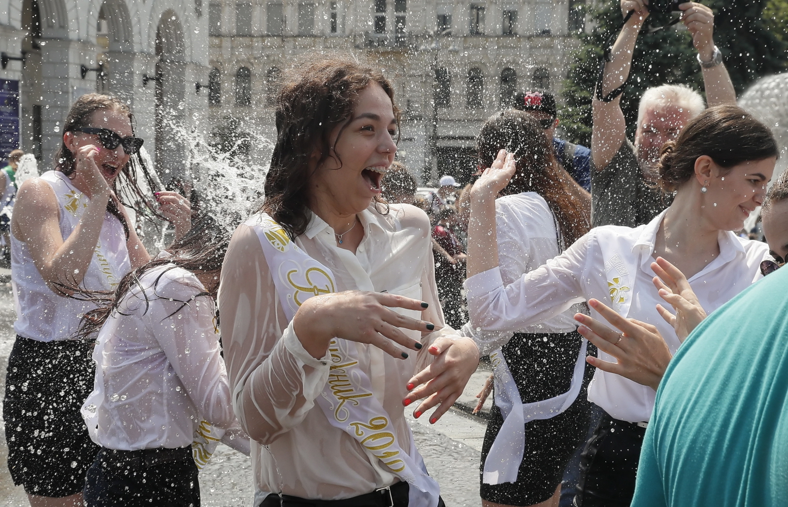 Ukraińscy studenci cieszą się w Kijowie z powodu zakończenia zajęć w szkole. PAP/EPA/SERGEY DOLZHENKO