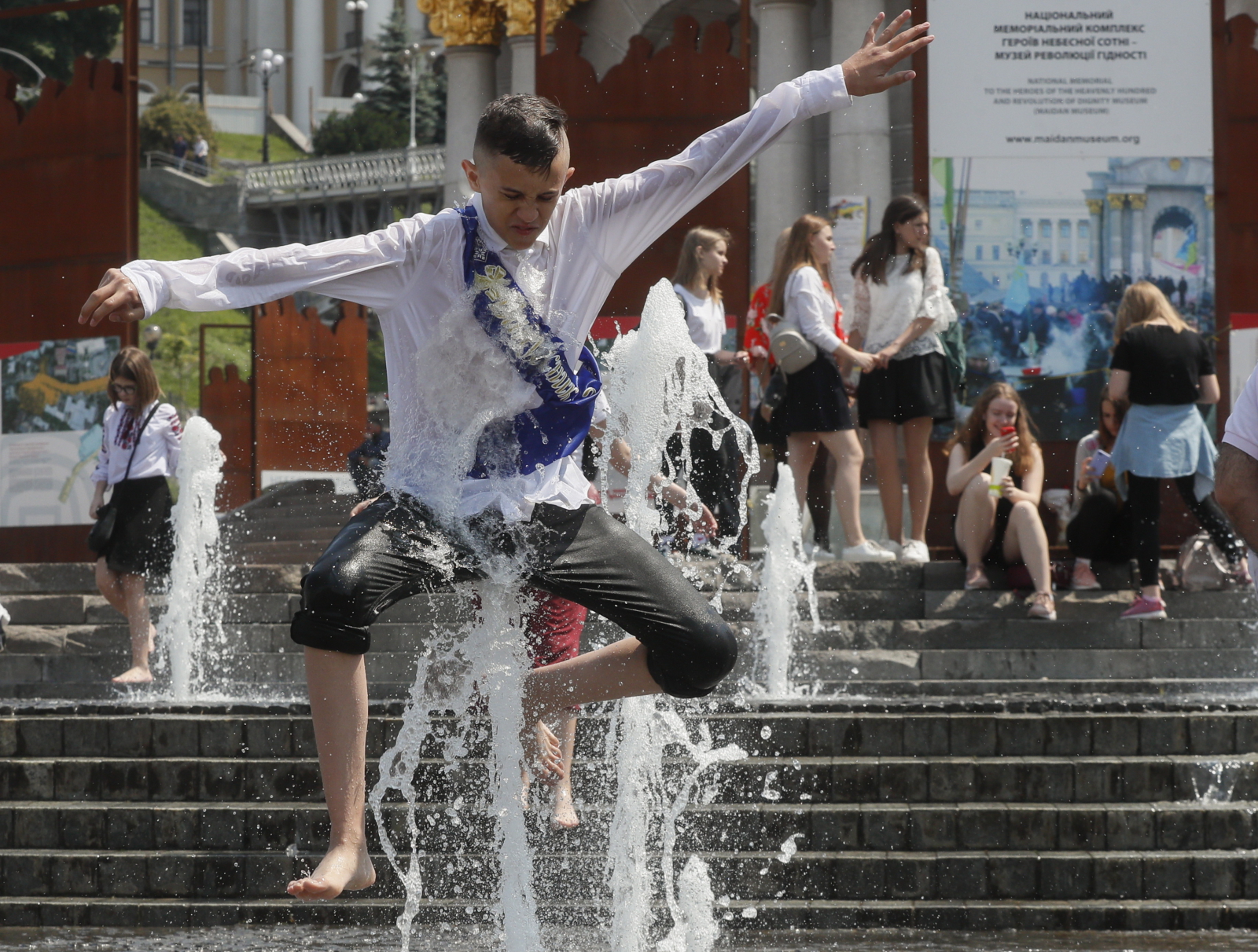 Ukraiński student cieszy się z zakończenia zajęć w szkole. Fot. PAP/EPA/SERGEY DOLZHENKO