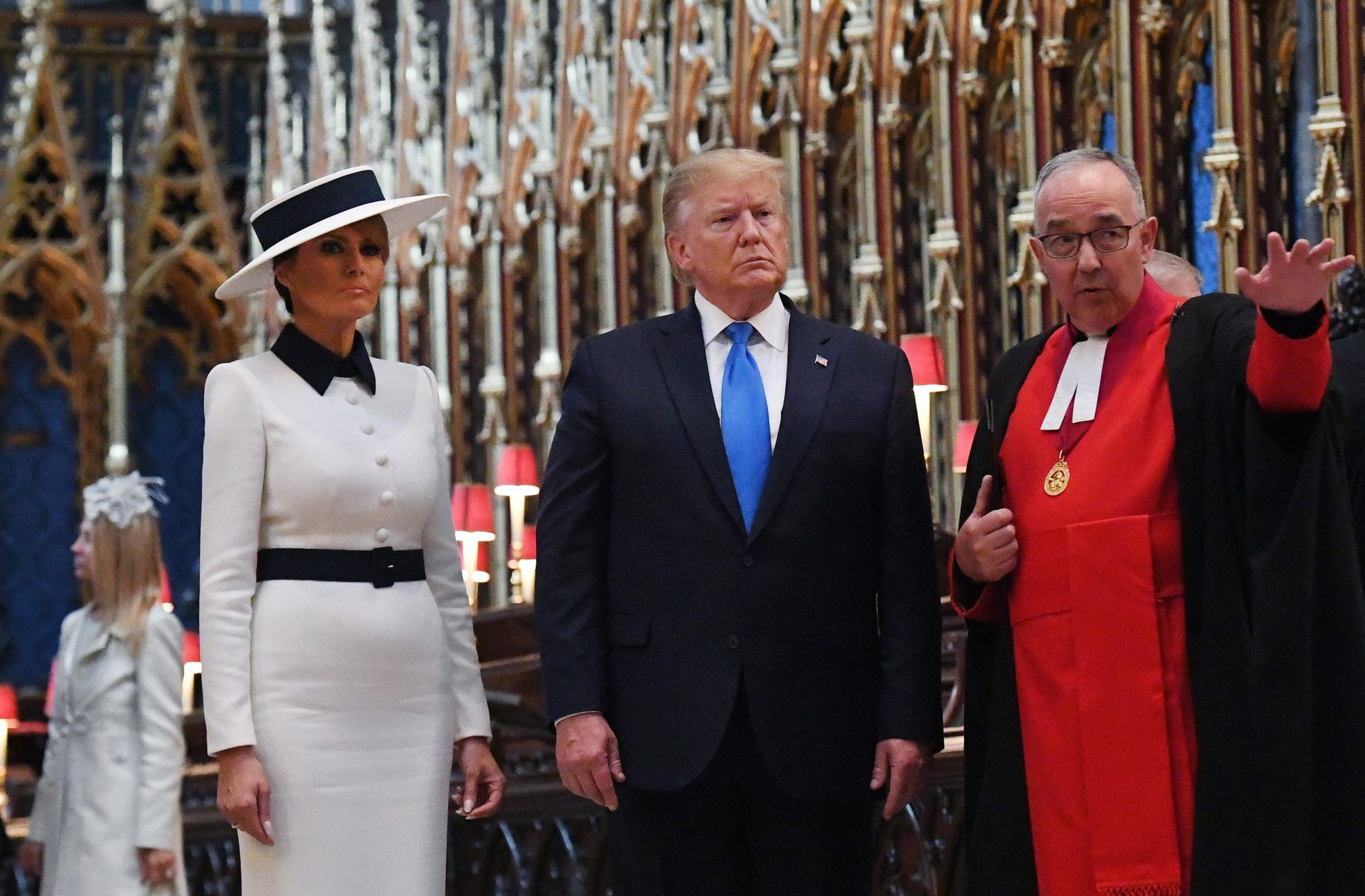 Prezydent USA Donald Trump z Deanem z Westminster i kapelanem królowej Elżbiety II Johnem Hallem na terenie opactwa Westminster w Londynie, fot. ANDY RAIN, PAP/EPA 