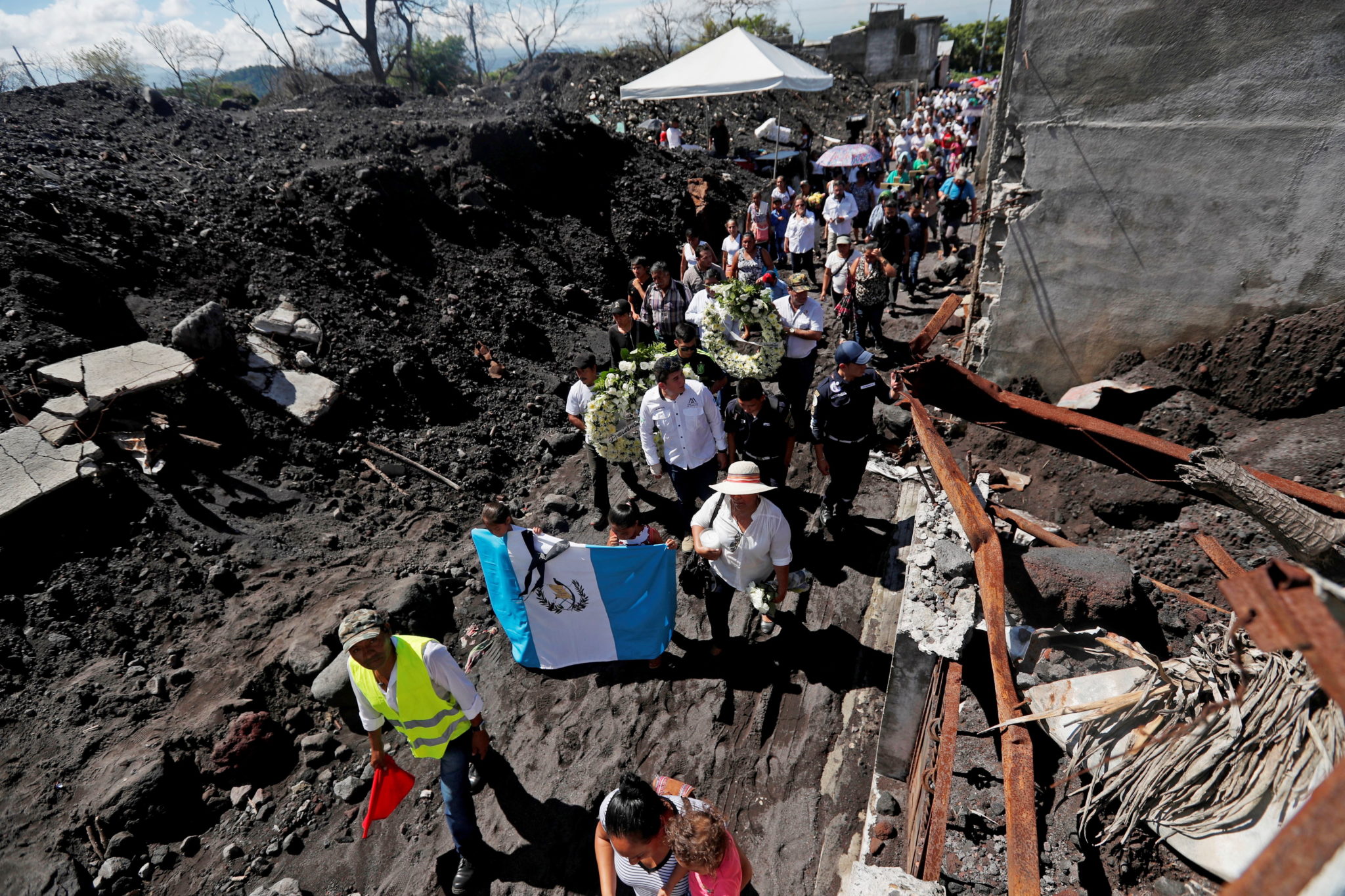 Rok od katastrofy - wybuchu wulkanu Fuego, fot. Esteban Biba, PAP/EPA 