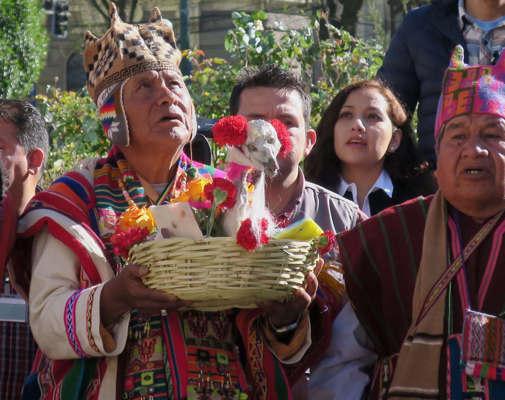 Boliwia: rdzenni mieszkańcy dzielą się „apthapi”, czyli wspólnotowym jedzeniem, na placu Murillo w La Paz, fot. Gina Baldivieso, PAP/EPA 