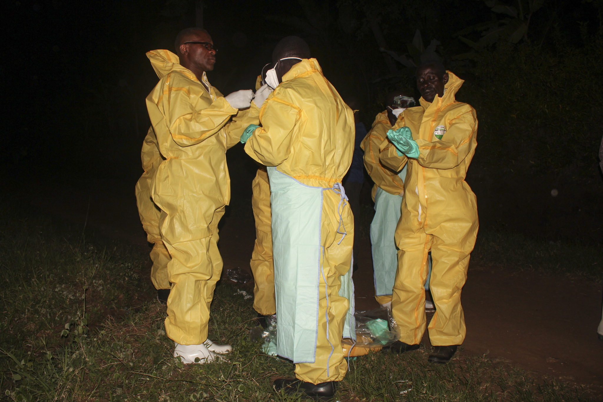 Zagrożenie epidemią eboli w Afryce. Najpierw zmarł pięciolatek, potem jego babcia. Wirus przekroczył granicę W sumie władze badają 27 osób, które mogły mieć kontakt z zakażonymi, fot. MELANIE ATUREEBE, PAP/EPA