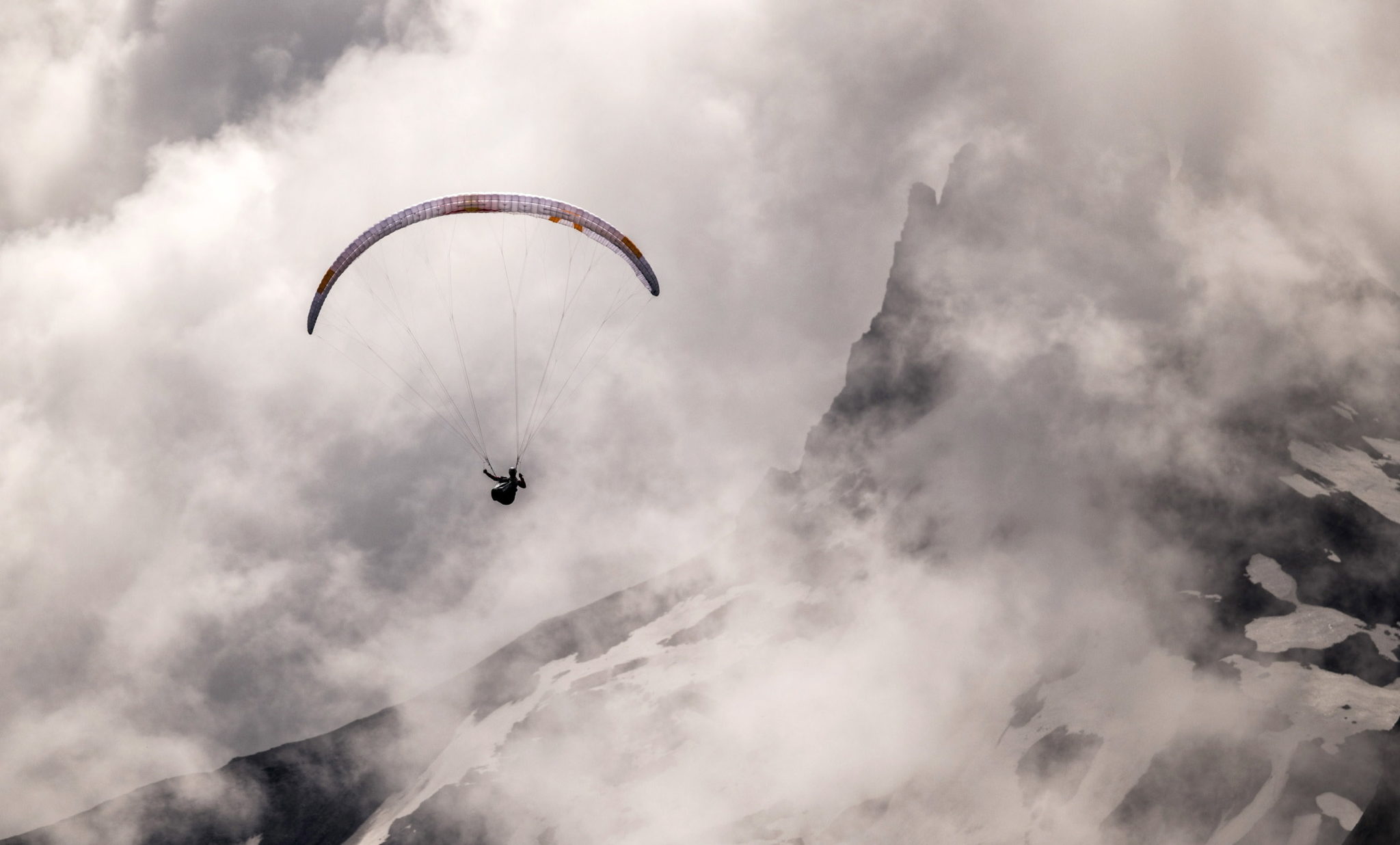 epa07665777 A handout photo made available by Limex Images showing Paul Guschlbauer of Austria in action during the Red Bull X-Alps competition above Adelboden, Switzerland , 22 June 2019. 32 athletes from 20 nations compete in this race from Salzburg to Monaco across the Alps, the only way they are allowed to travel is to paraglide or to hike. The distance will be around 2200 kilometers.  EPA/Sebastian Marko  HANDOUT EDITORIAL USE ONLY/NO SALES 
Dostawca: PAP/EPA.