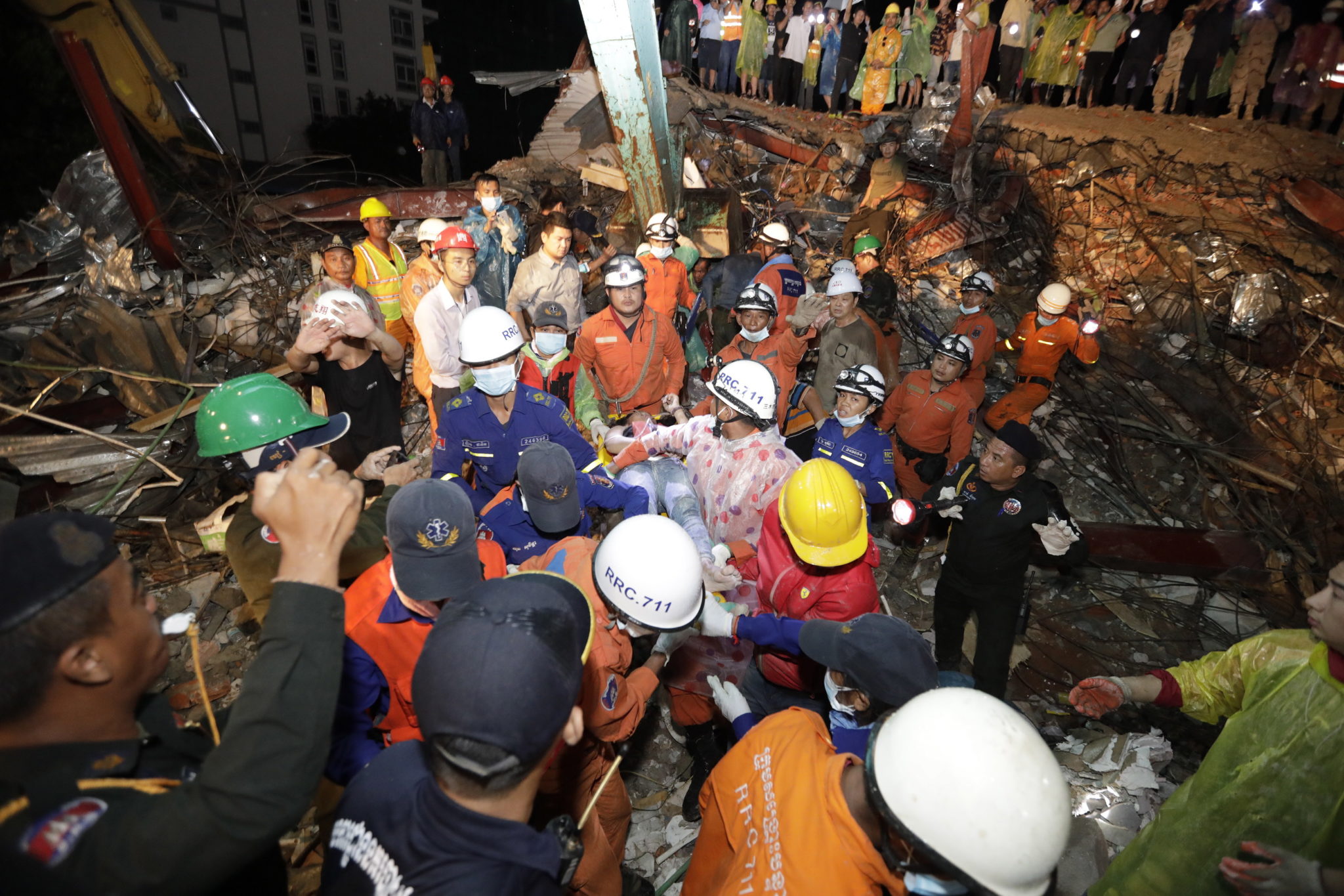 epaselect epa07666866 A Cambodian rescue team carries an injured worker at the site of a collapsed building at a construction site in Preah Sihanouk province, Cambodia, 23 June 2019. A new seven-story building owned by a Chinese company, collapsed in Preah Sihanouk province, killing at least 15 workers and leaving 24 workers injured.  EPA/MAK REMISSA 
Dostawca: PAP/EPA.