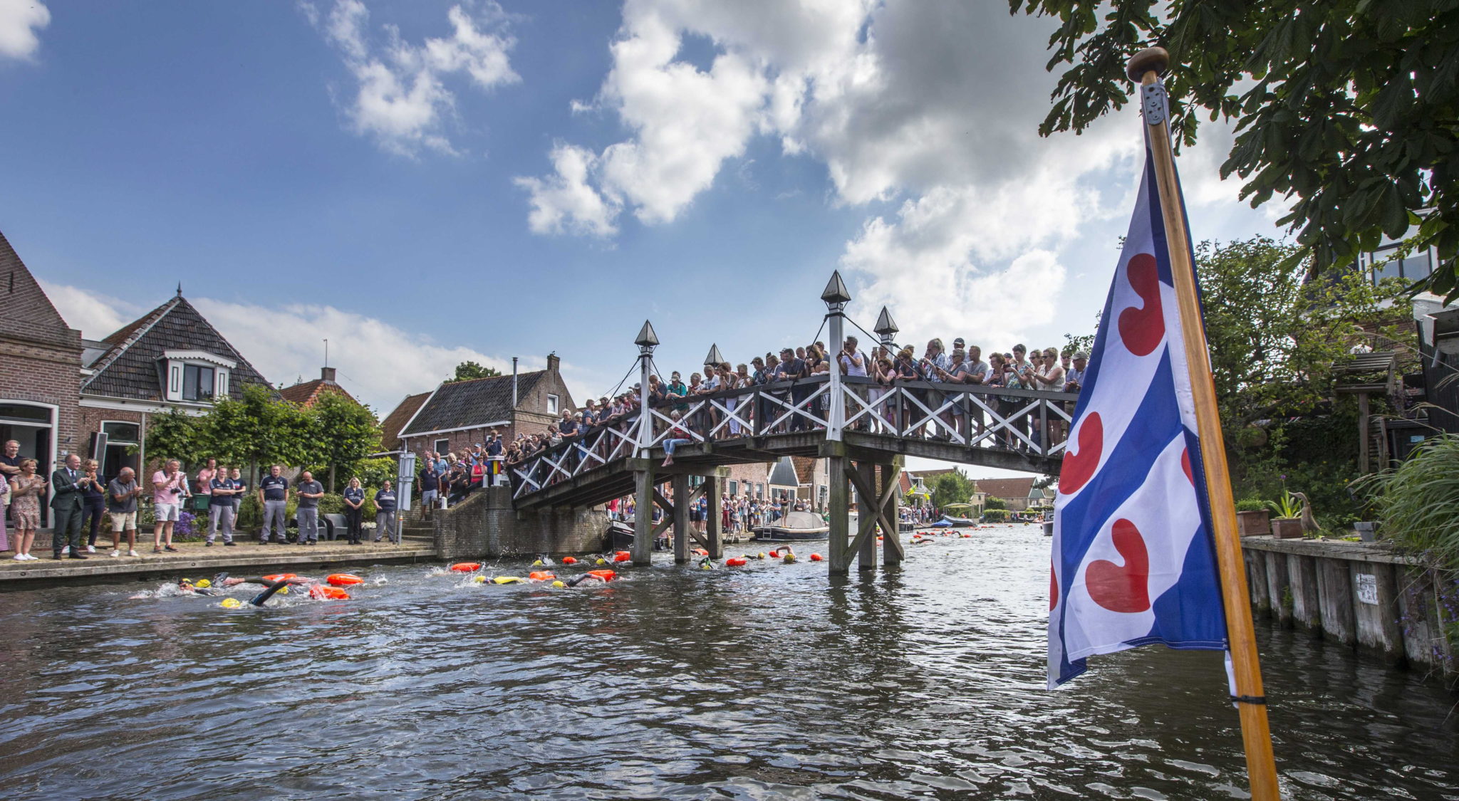 epa07667043 Dutch Former World Champion Maarten van der Weijden is passing Hindeloopen during his second attempt to swim along the Elfstedentocht, a journey of over 200 kilometers in Leeuwarden, The Netherlands, 22 June 2019. In August 2018 the swimmer raised more than five million euros for cancer research, even though he did not finish the journey.  EPA/VINCENT JANNINK 
Dostawca: PAP/EPA.