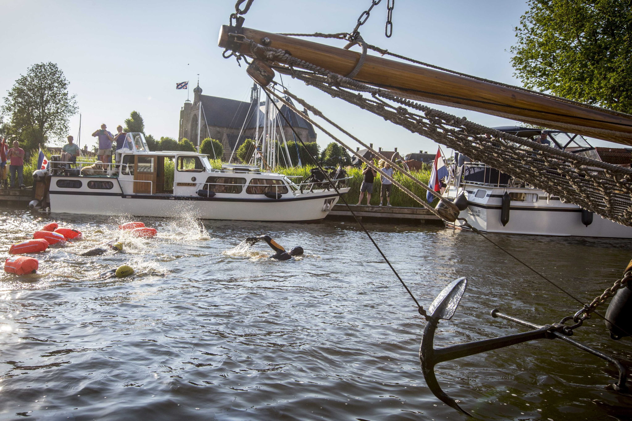 epa07667045 Dutch Former World Champion Maarten van der Weijden is passing Workum during his second attempt to swim along the Elfstedentocht, a journey of over 200 kilometers in Leeuwarden, The Netherlands, 22 June 2019. In August 2018 the swimmer raised more than five million euros for cancer research, even though he did not finish the journey.  EPA/VINCENT JANNINK 
Dostawca: PAP/EPA.