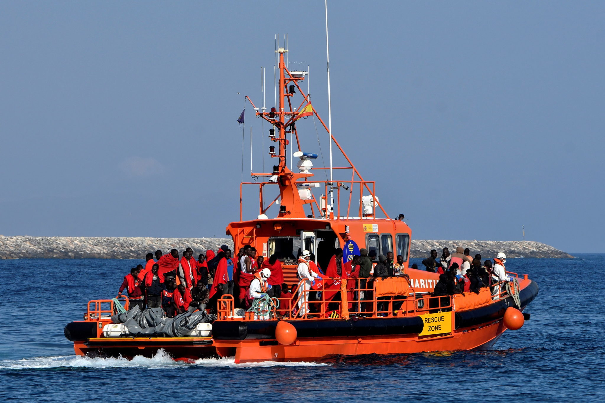 epa07667191 A hundred undocumented migrants arrive to the port on a Sea Rescue boat after they were rescued sailing on two small canoes on the Alboran Sea in Almeria, southeastern Spain, 22 June 2019.  EPA/CARLOS BARBA 
Dostawca: PAP/EPA.