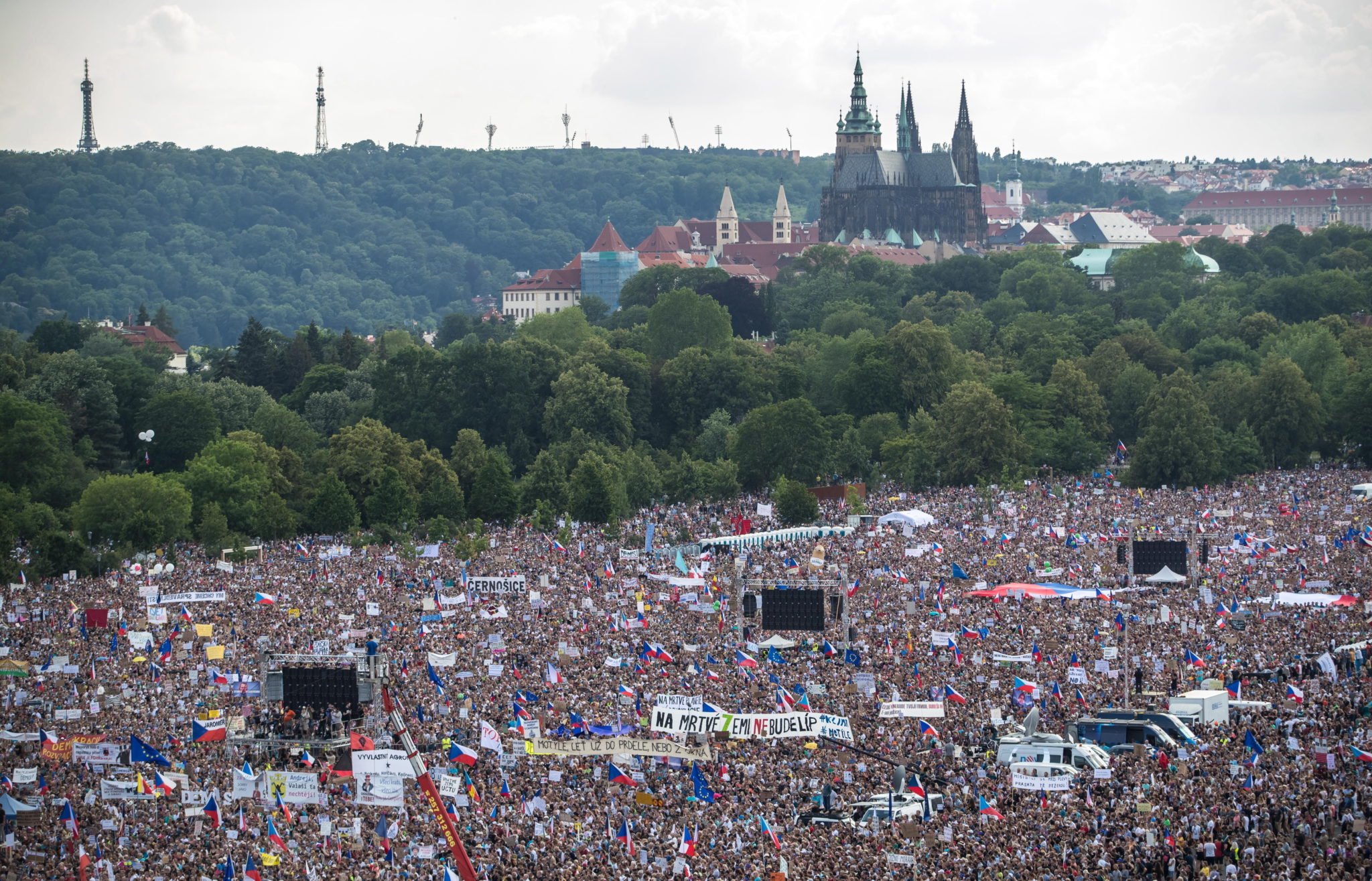 Demonstranci domagali się rezygnacji premiera Andreja Babisza. Szef rządu jest oskarżany o wyłudzanie unijnych dotacji i wykorzystywanie władzy do pomnażania własnego majątku, fot. MARTIN DIVISEK, PAP/EPA.