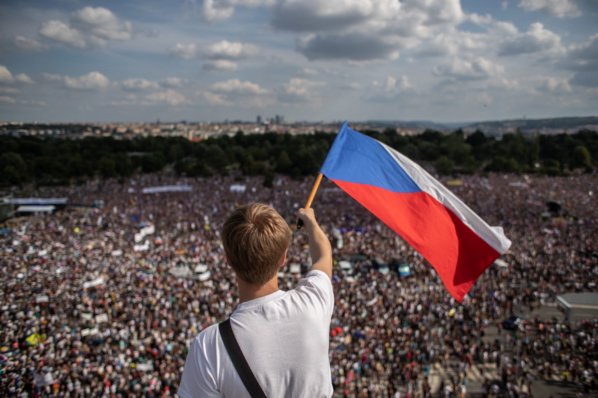 Ponad 250 tysięcy ludzi wyszło w niedzielę na ulice Pragi, by żądać ustąpienia premiera Andreja Babisza. To największa od 30 lat demonstracja w Czechach, fot. MARTIN DIVISEK, PAP/EPA.