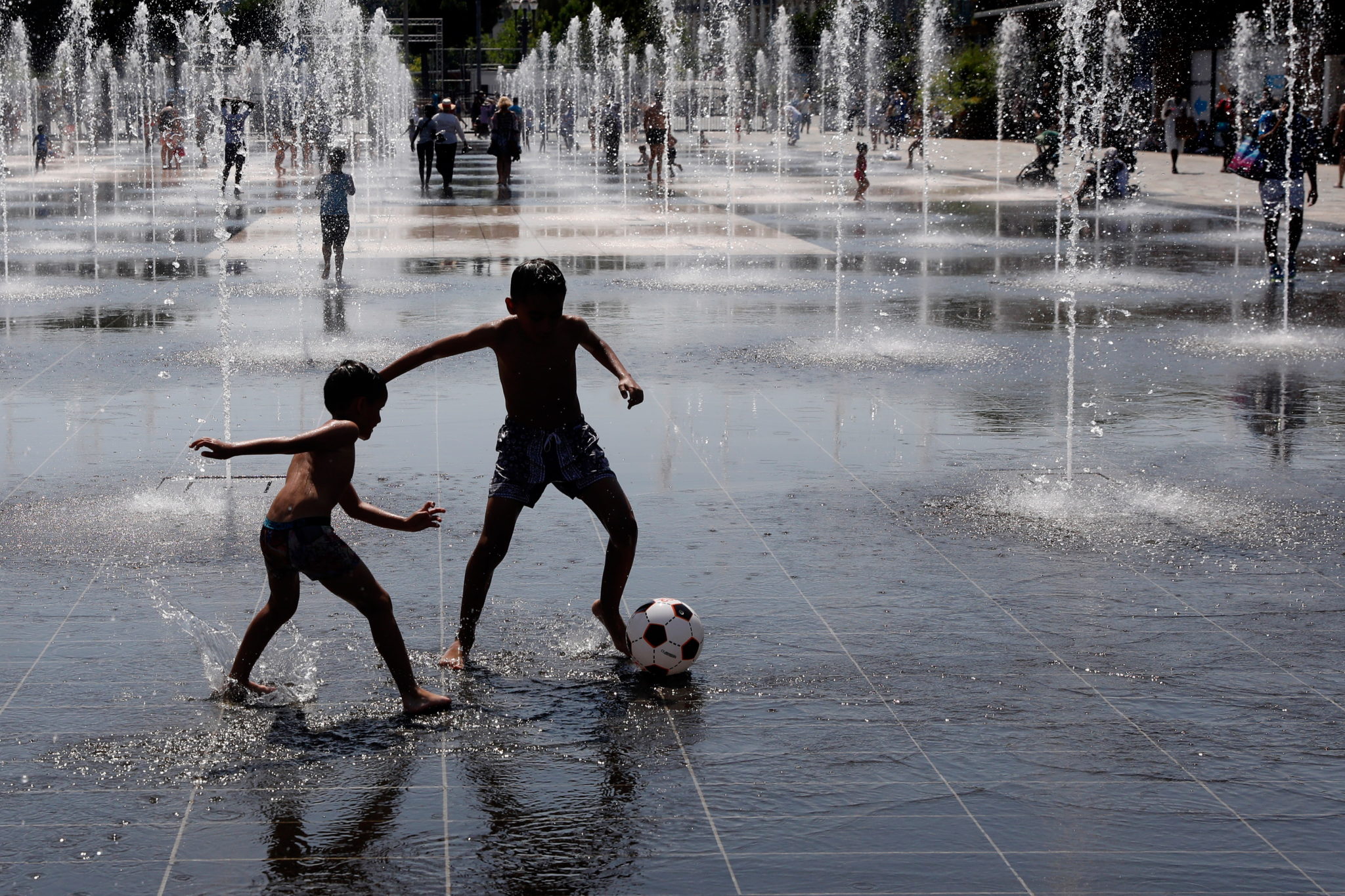 Nicea, Francja: wysokie temperatury we Francji kończą się też tragicznie, do tej pory z powodu przegrzania orgamizmu zmary  co najmniej 4 osoby, fot. SEBASTIEN NOGIER, PAP/EPA 