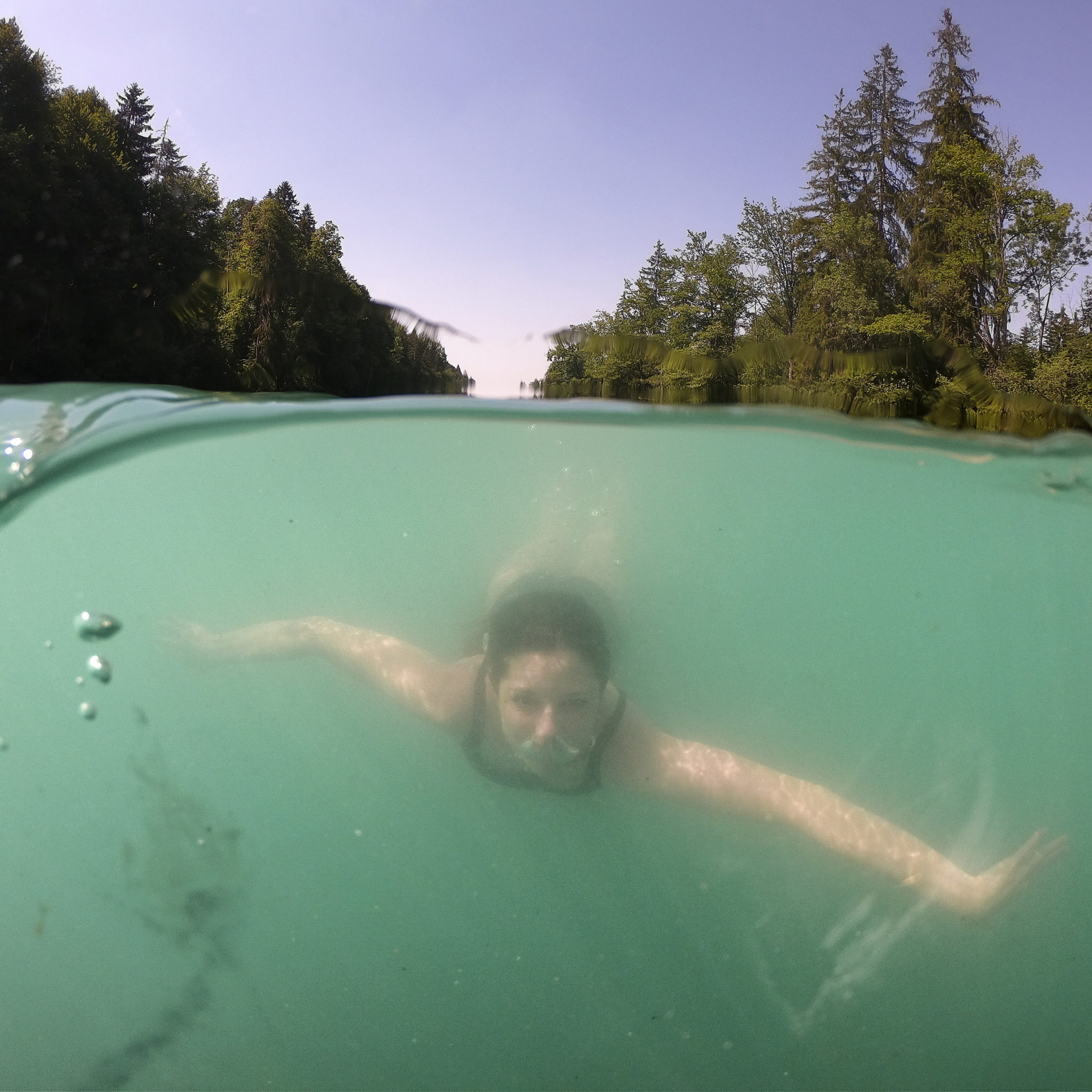 Szwajcaria: kobieta pływa w rzece Aare niedaleko Berna, fot. ANTHONY ANEX, PAP/EPA 