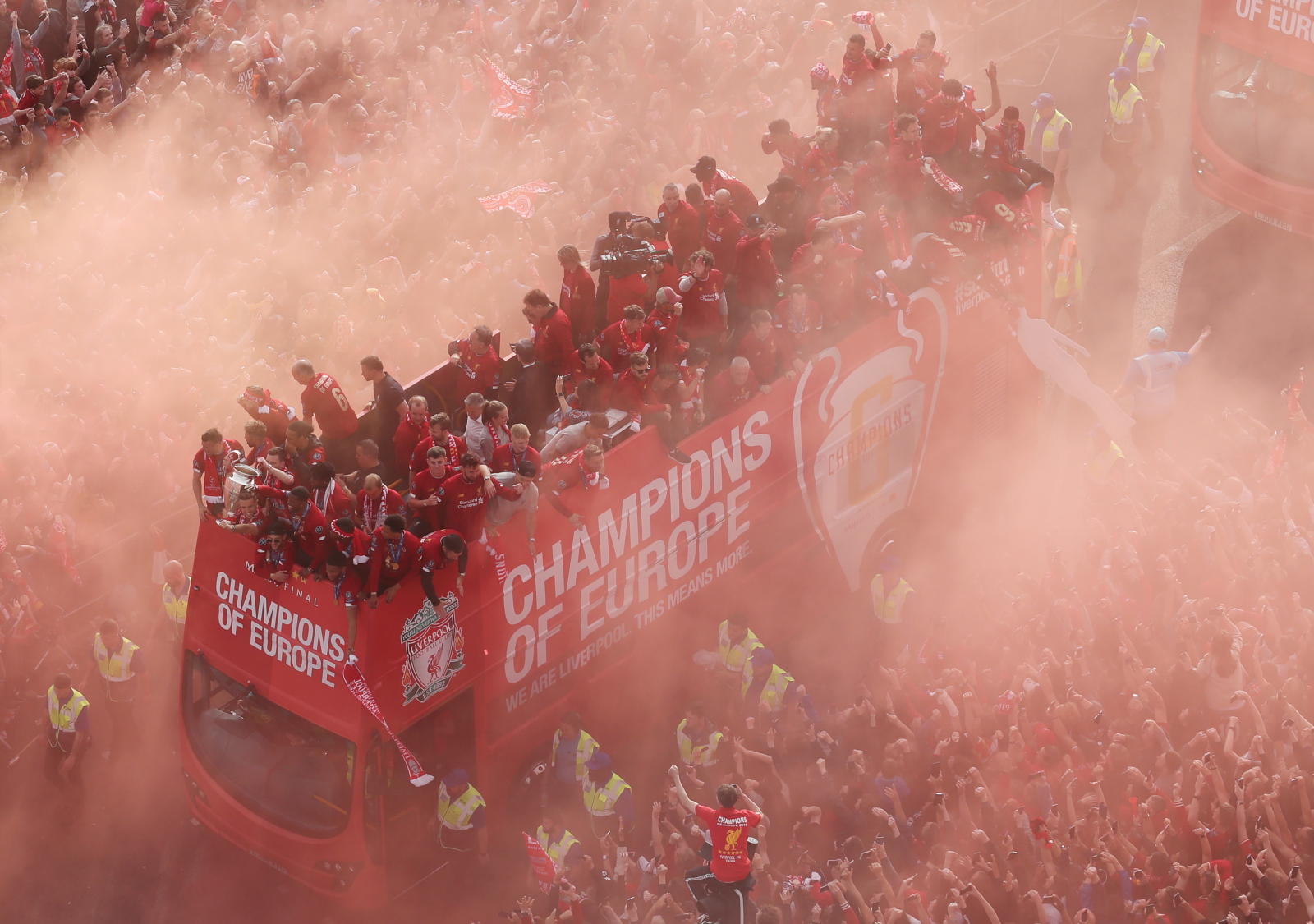 Fani Liverpoolu świętują z zespołem zdobycie zwycięstwo w Lidze Mistrzów, Liverpool, Wielka Brytania. Fot. PAP/EPA/JON SUPER