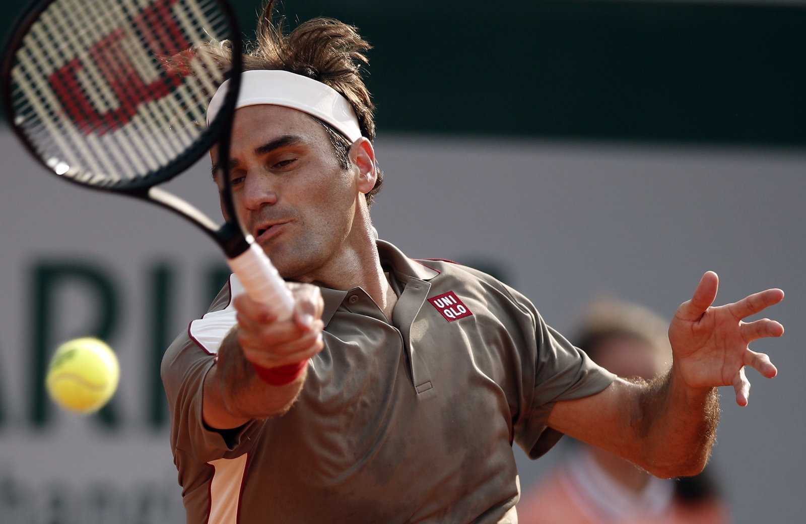 Roger Federer podczas turnieju Roland Garros. Fot. PAP/EPA/YOAN VALAT