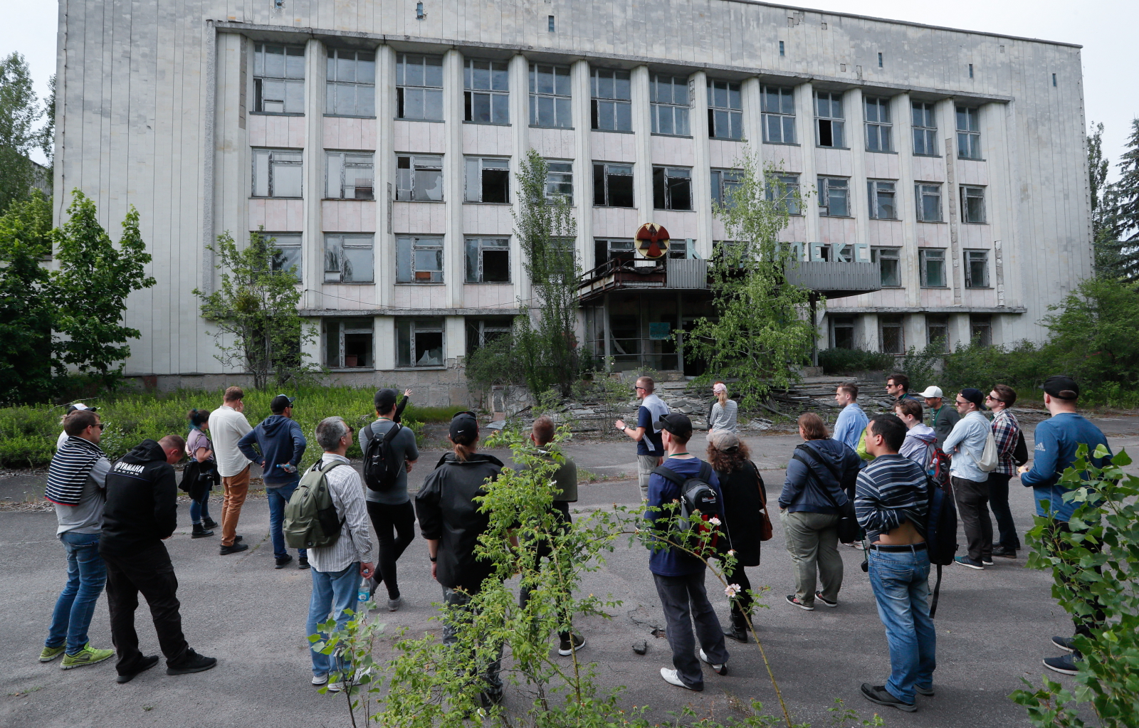 Odwiedzający Prypeć - miasto stworzne dla pracowników elektowni Czarnobyl fot. EPA/SERGEY DOLZHENKO