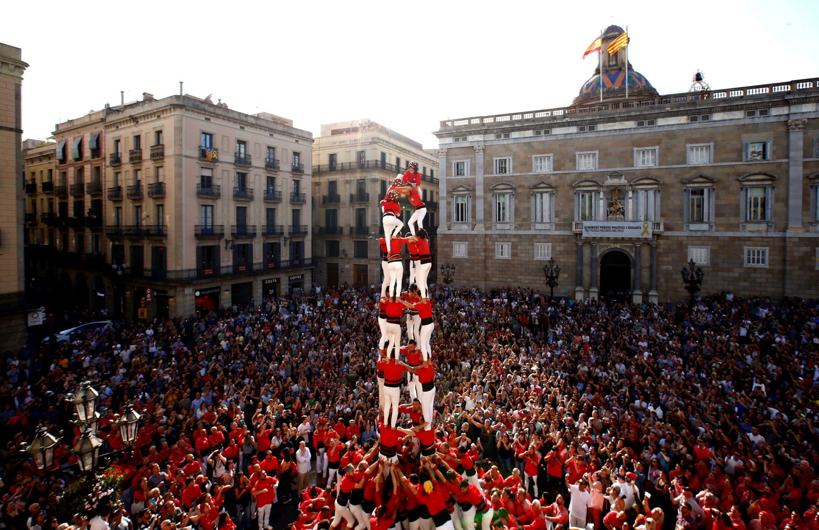 Katalończycy tworzą tradycyjne castellers. Fot. PAP/EPA/ENRIC FONTCUBERTA