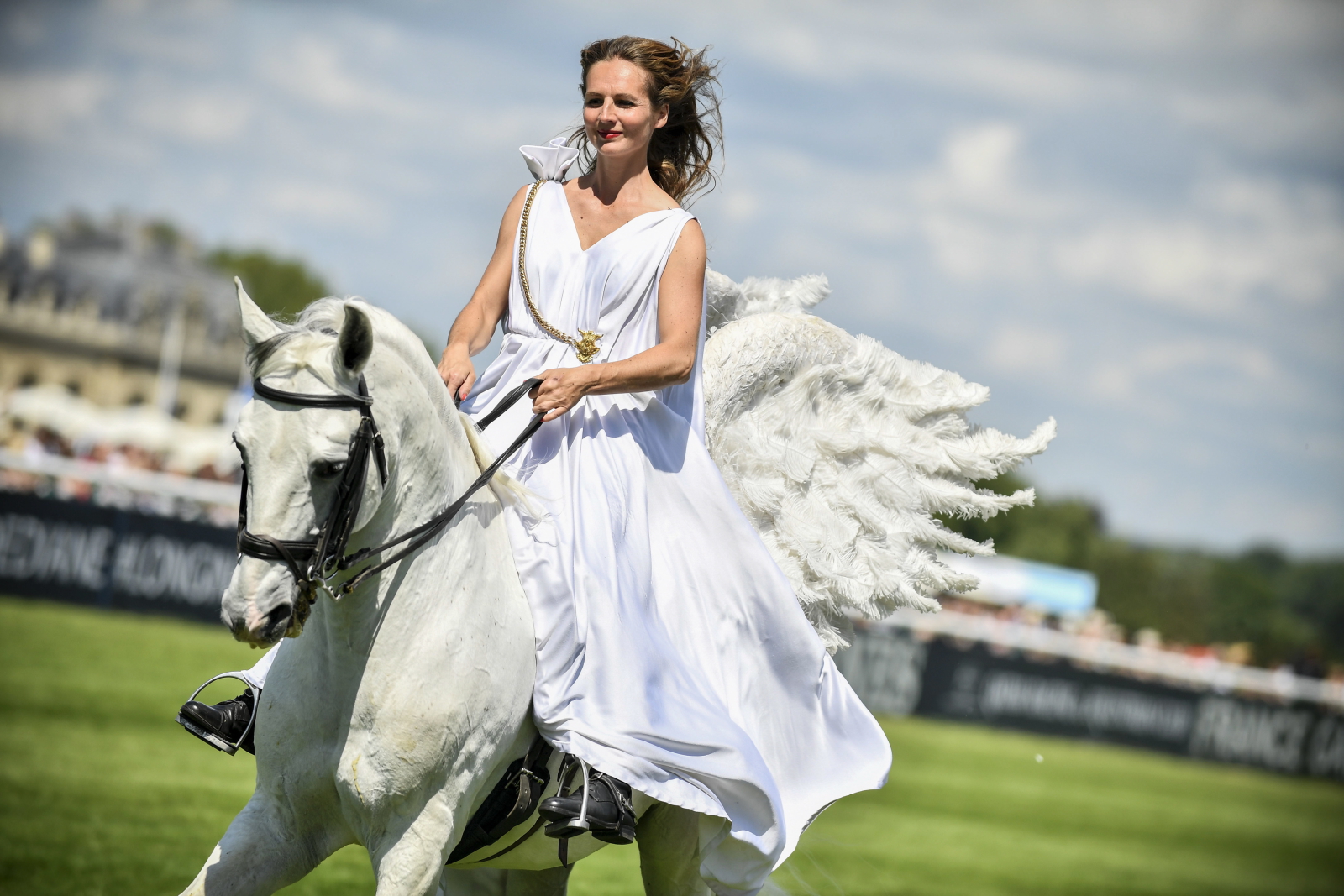 Tradycyjny pokaz koni na początku wyścigu konnego Prix de Diane Longines w Chantilly. Fot. 	PAP/EPA/Julien de Rosa