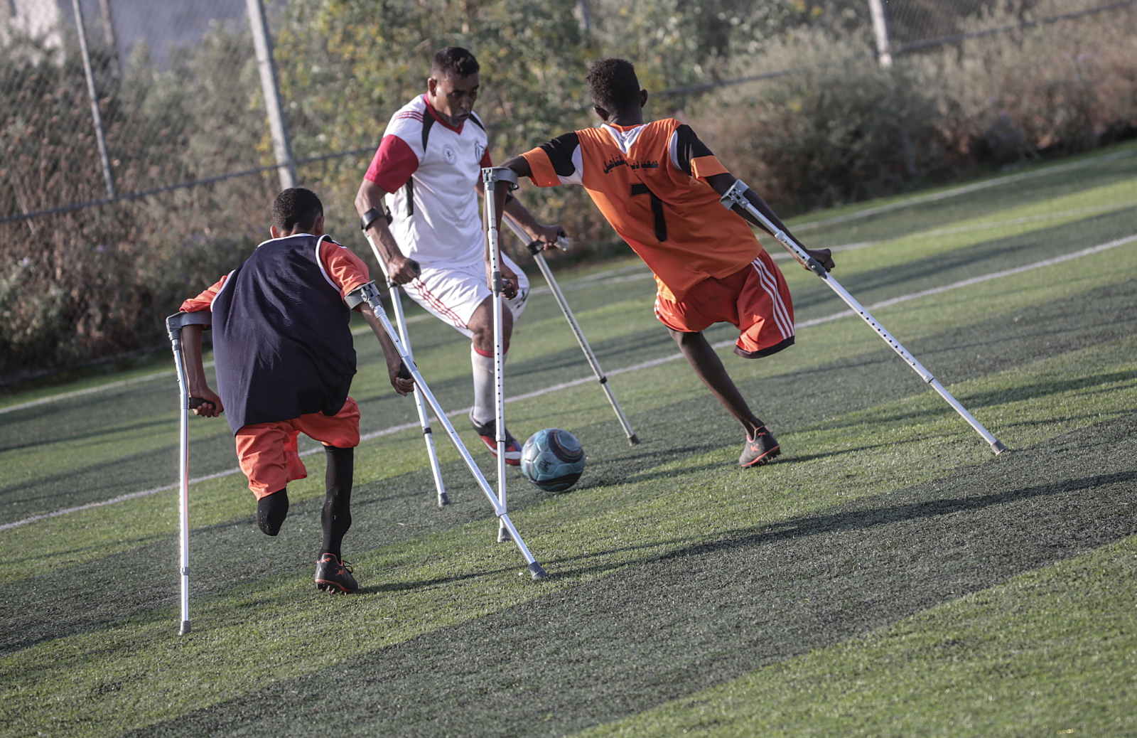 Piłkarze z niepełnosprawnością w Gazie. Fot. PAP/EPA/MOHAMMED SABER