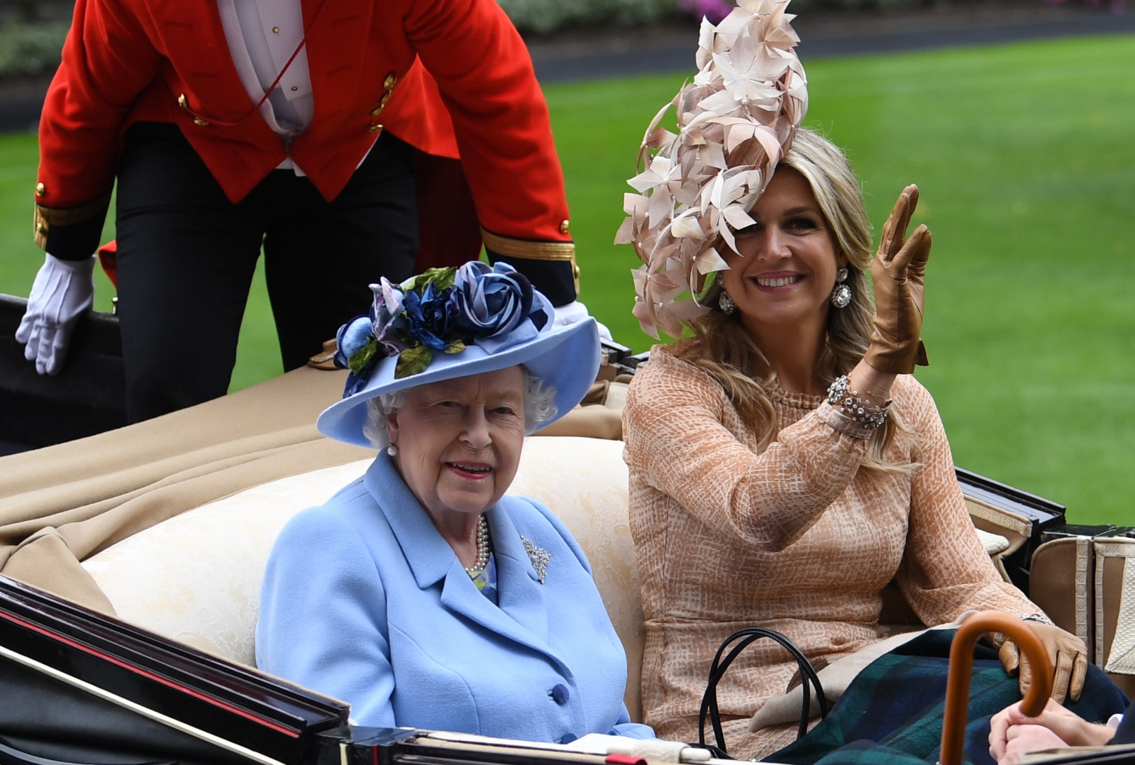 Królowa Wielkiej Brytanii Elżbieta i królowa Holandii Maxima podczas zawodów Royal Ascot. Fot. PAP/EPA/NEIL HALL