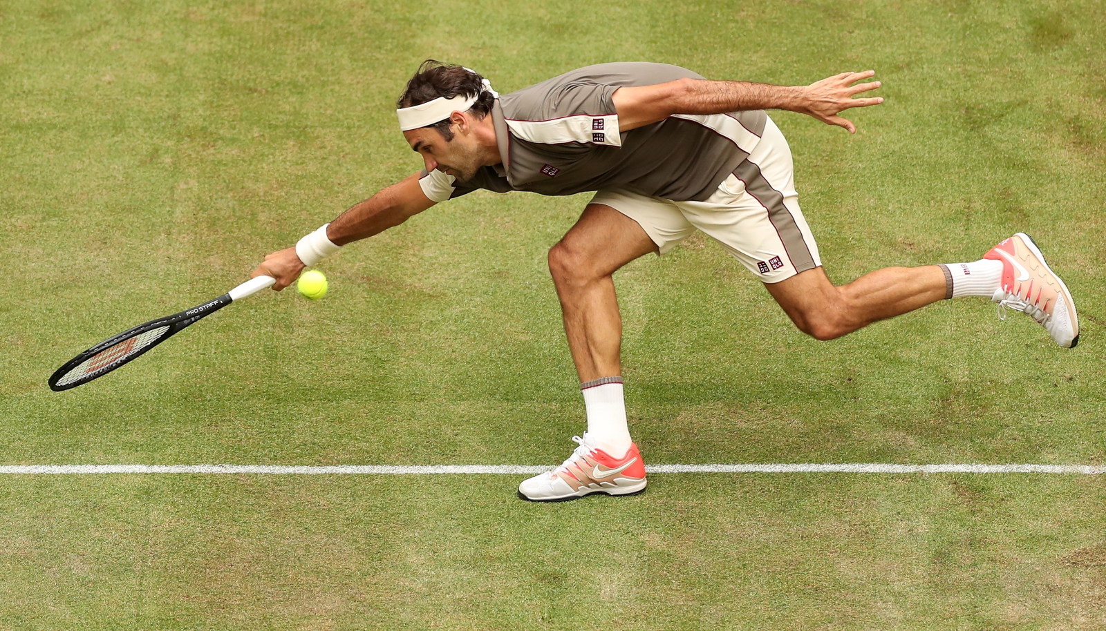 Roger Federer podczas zawodów tenisowych w Niemczech. Fot. PAP/EPA/FRIEDEMANN VOGEL