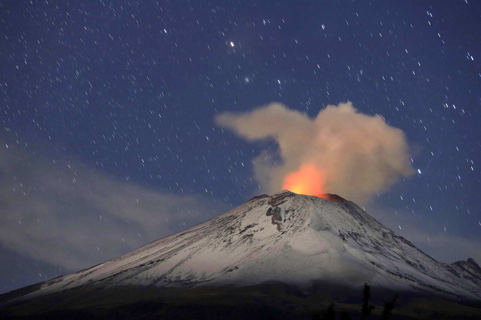 Meksykański wulkan Popocatepetl fot. EPA/Hilda Rios