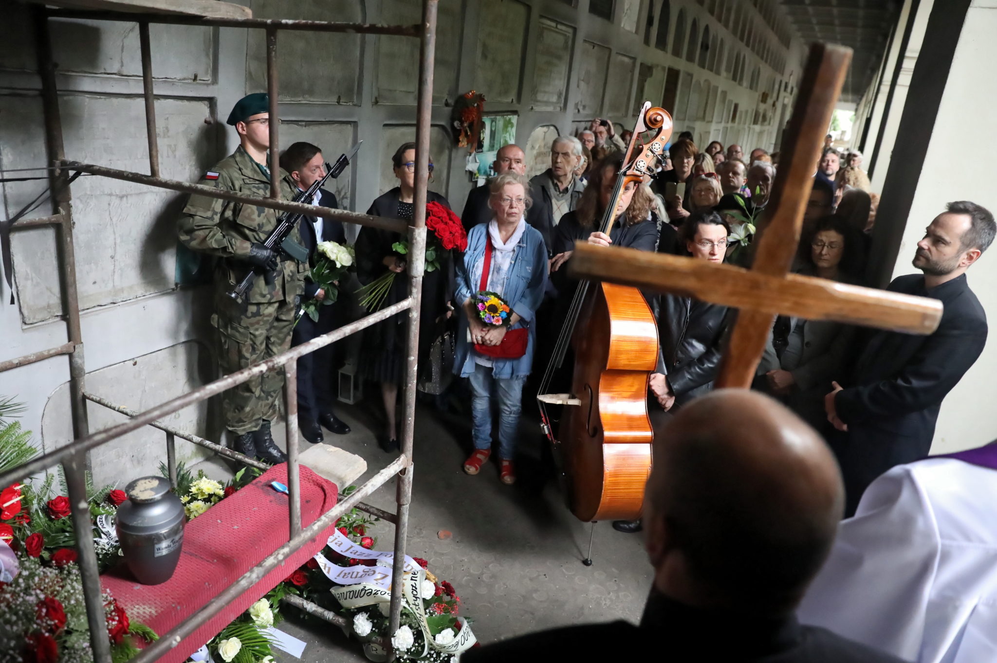 Uroczystości pogrzebowe Wandy Warskiej na Powązkach w Warszawie, fot. Tomasz Gzell, PAP/EPA 