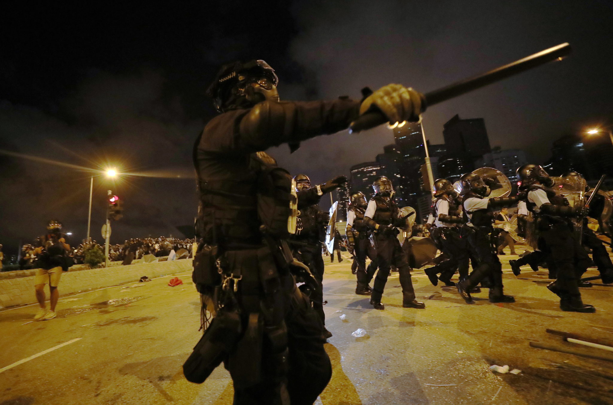Policja spacyfikowała protest, który przybrał na sile po wdarciu się manifestantów do budynku parlamentu, fot. RITCHIE B. TONGO, PAP/EPA 