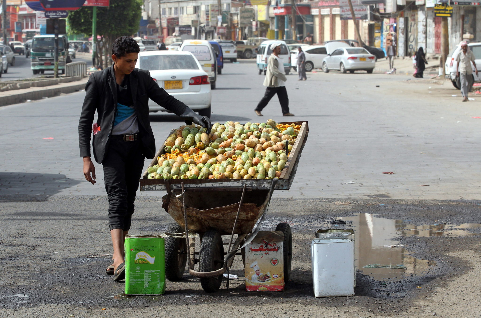 Jemen, uliczny handel warzywami i owocami, fot. Yahya Arhab, PAP/EPA 