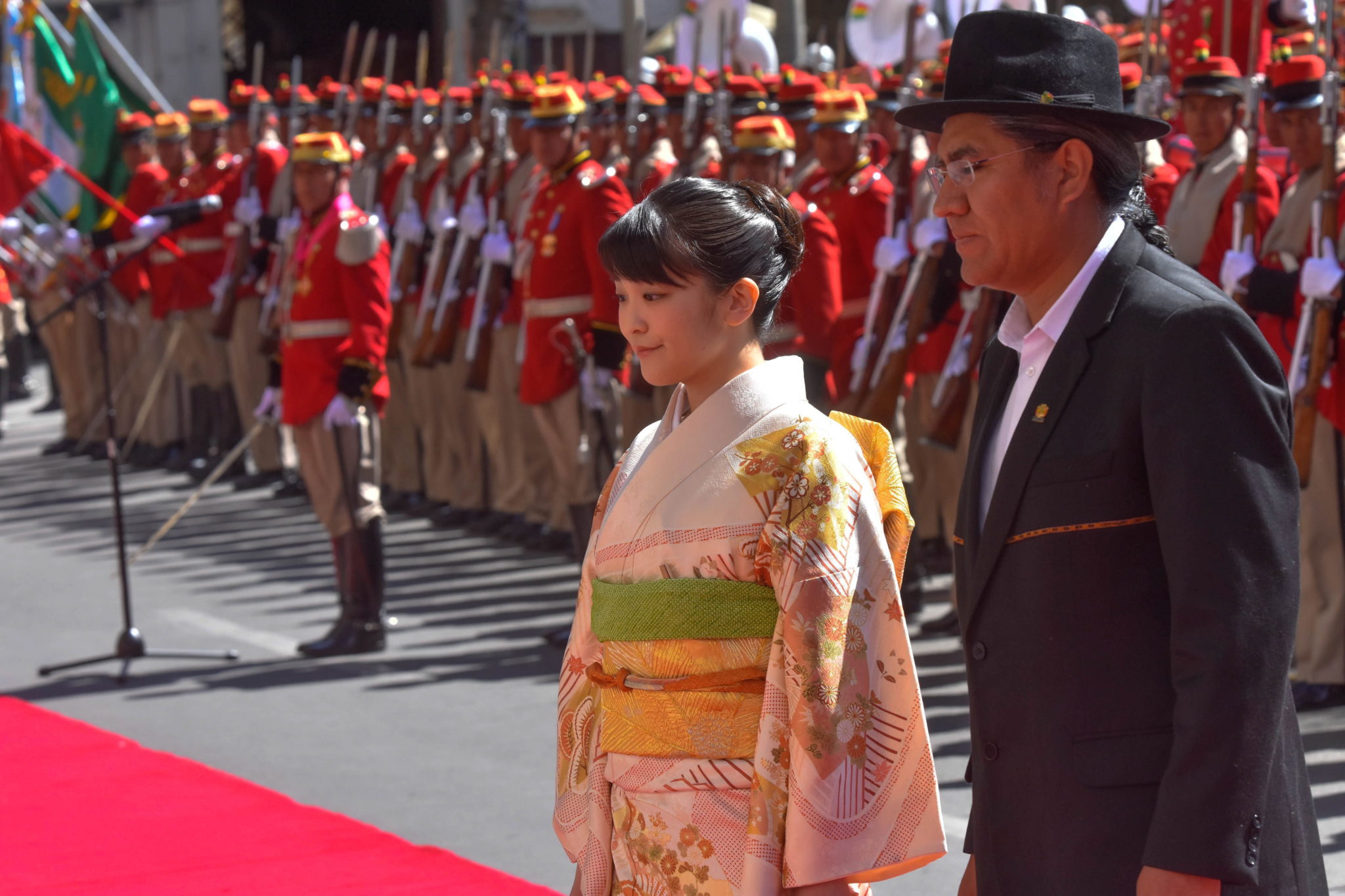 La Paz, Boliwia: japońska księżniczka Mako z Akishino podczas uroczystego przywitania w mauzoleum Andresa de Santa Cruz, obok boliwijski minister spraw zagranicznych, fot. PAP/EPA 