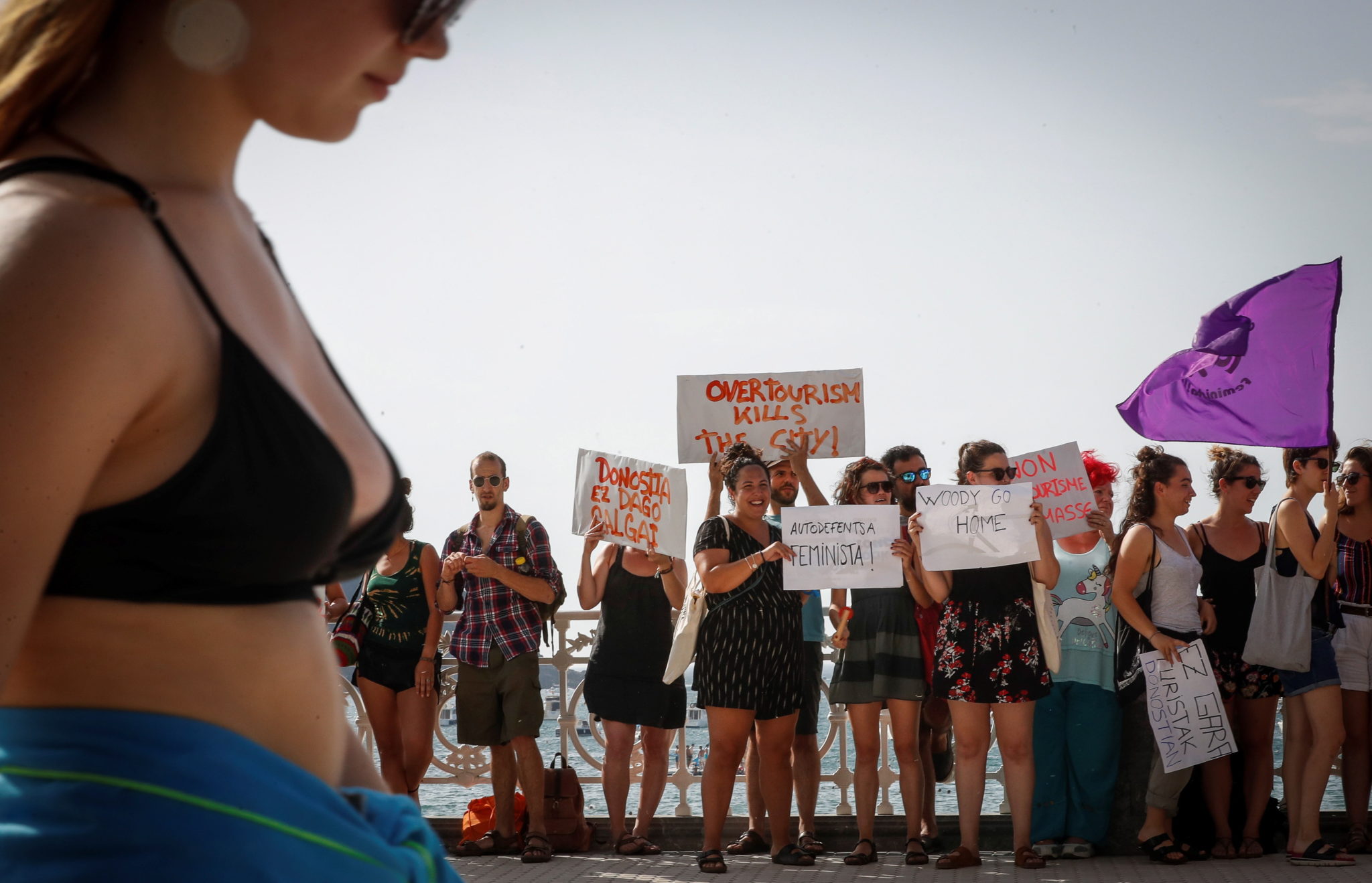 Ludzie protestują przeciwko nowej sesji filmowej Woody'ego Allena w San Sebastian w Hiszpanii, głównie z powodu oskarżeń o seksualne wykorzystywanie, fot. Javier Etxezarreta, PAP/EPA.