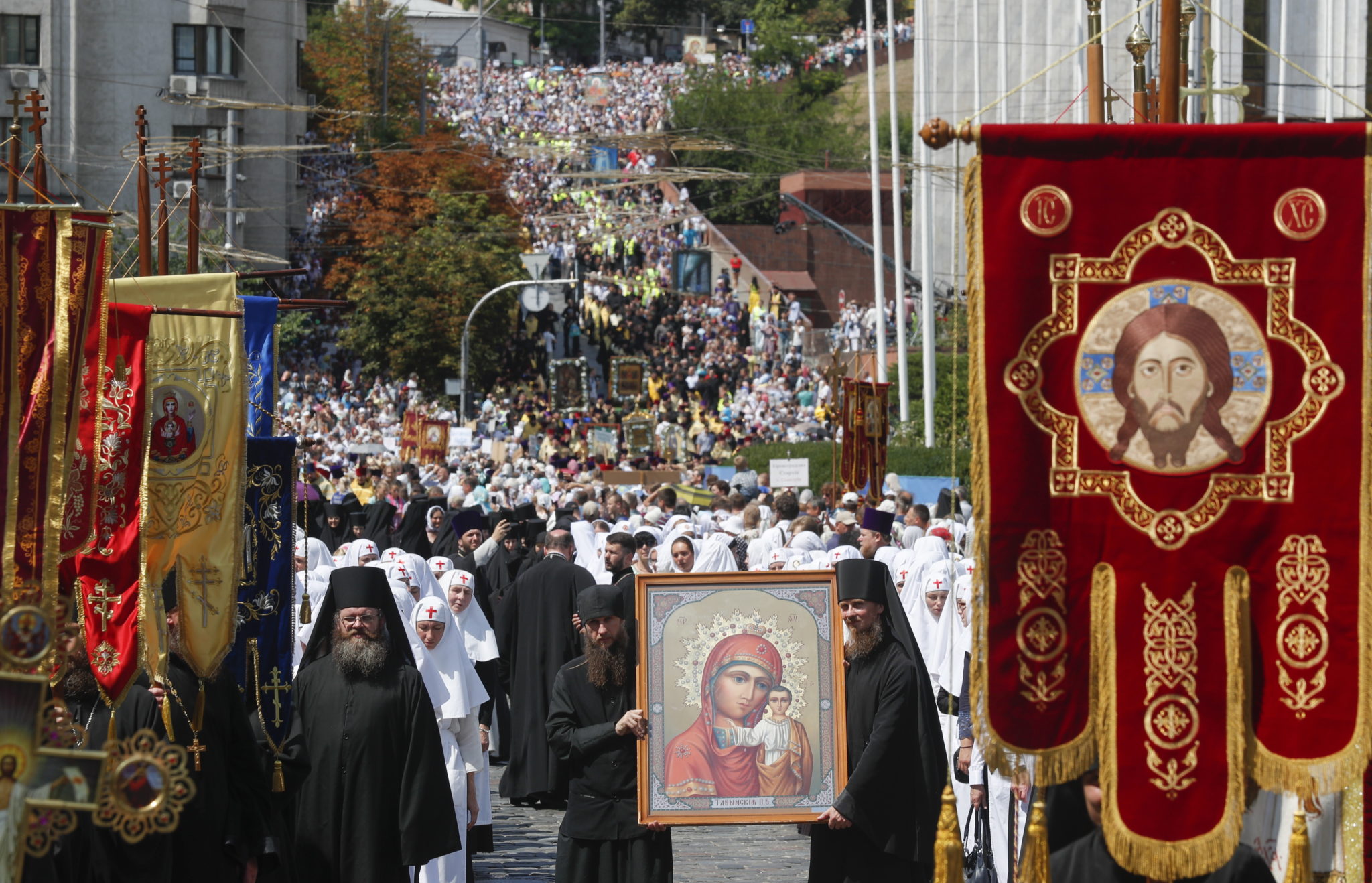 Blisko 30 tys. osób uczestniczyło we mszy świętej i procesji, która przeszła w sobotę ulicami stolicy Ukrainy, fot. SERGEY DOLZHENKO, PAP/EPA.