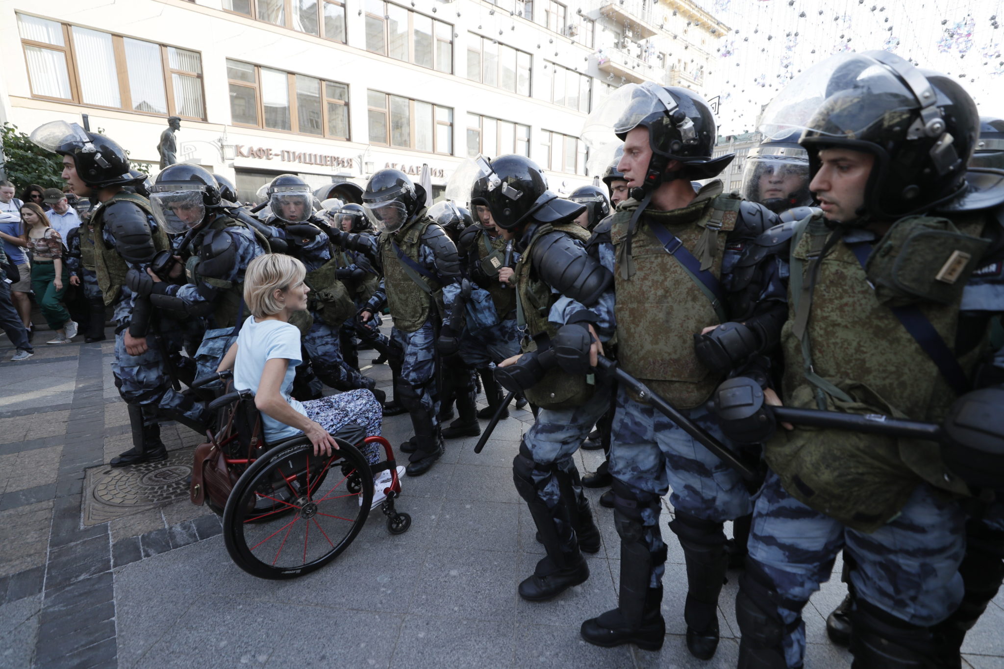 Prawie tysiąc osób zatrzymała w sobotę policja w Moskwie przed i podczas protestu przeciwko niezarejestrowaniu opozycyjnych kandydatów w wyborach do władz stolicy. Według władz demonstracja była nielegalna, fot. TATYANA ZENKOVICH , PAP, EPA 