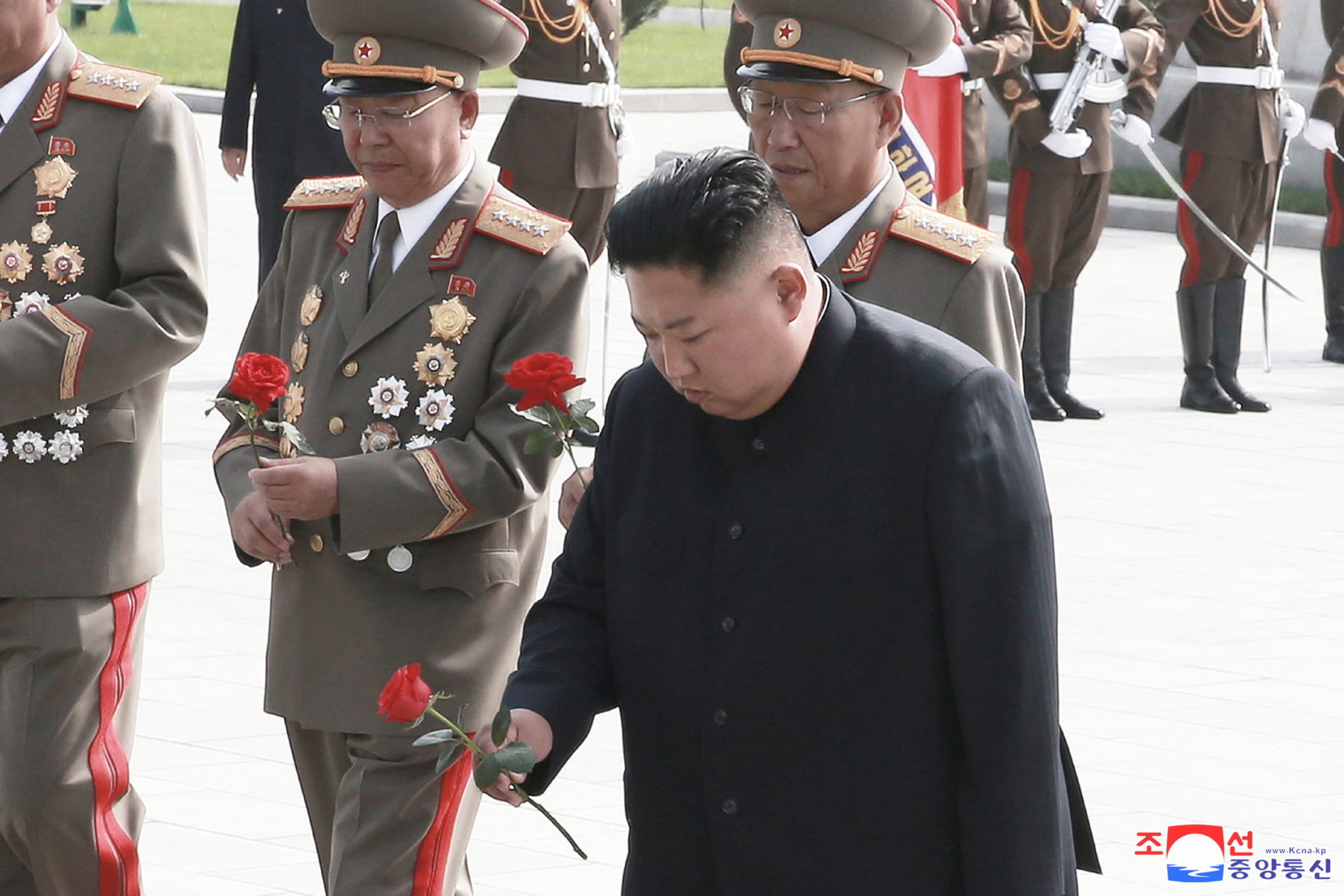 Korea: Kim Jong-Un w towarzystwie generałów  koreańskiej armii odwiedza  cmentarz męczenników wojny o wyzwolenie ojczyzny w Phenianie w Korei Północnej. Fot. PAP/EPA.