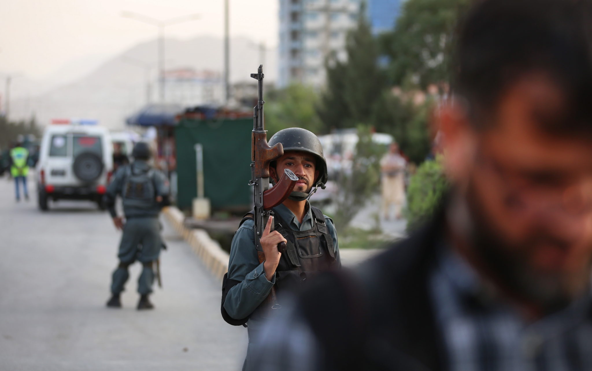 Afganistan: Siły policyjne zabezpieczają obszar po eksplozji. Według wstępnych doniesień, w wybuchach zostało rannych co najmniej sześć osób . Fot. JAWAD JALALI, PAP/EPA.