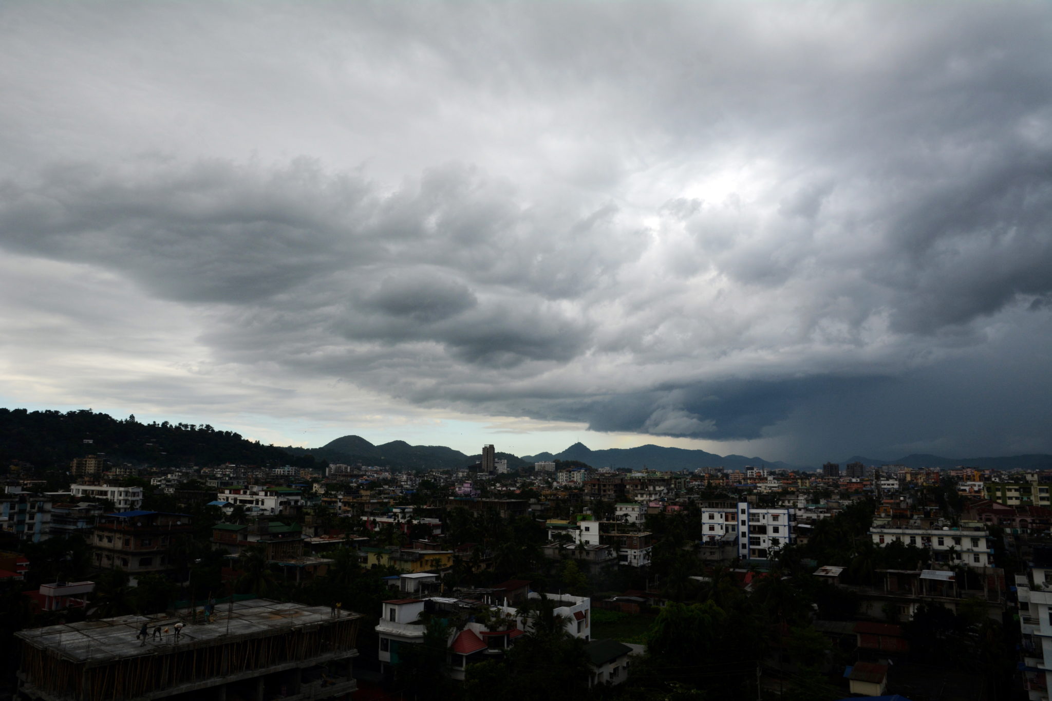 Indie: chmury monsunowe pokrywają niebo nad Guwahati.  Według doniesień prasowych,  w całym stanie Assam dotkniętych powodziami zostało ponad 3,4 miliona osób. fot. PAP/EPA.