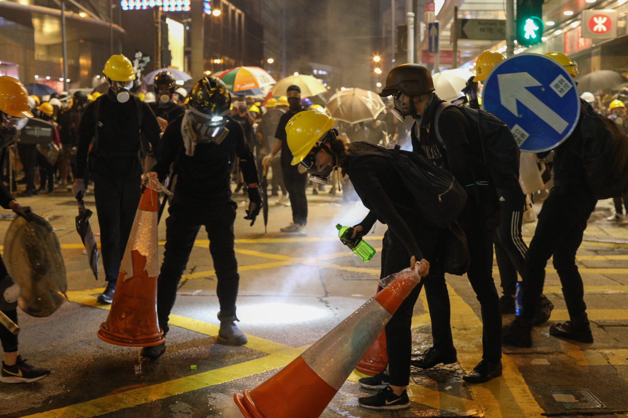Hongkong: Protestujący biorą udział w demonstracji przeciwko brutalności policji.  fot. JEROME FAVRE, PAP/EPA.