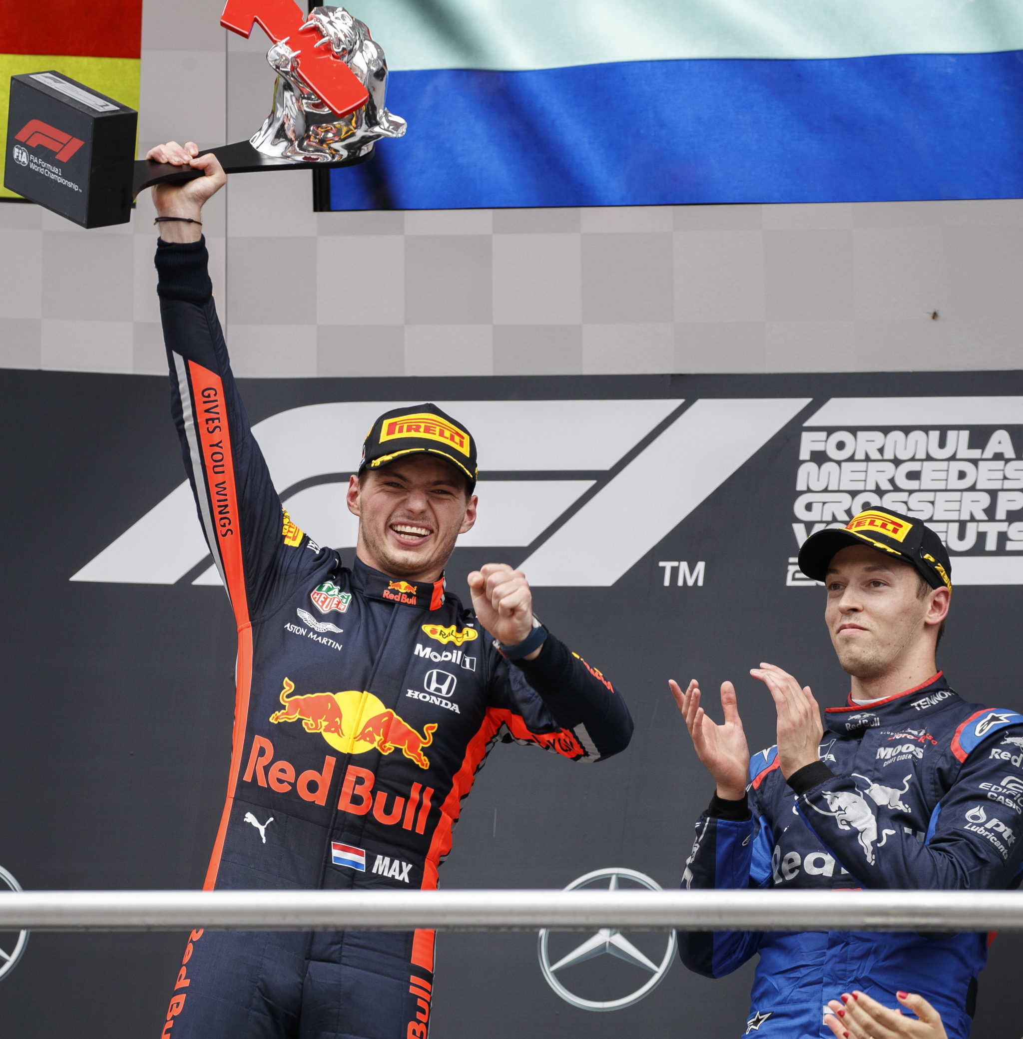 Niemcy: Zwycięzca holenderskiej Formuły 1 Max Verstappen zAston Martin Red Bull Racing i zdobywca 3. Miejsca Daniil Kvyat ze Scuderia Toro Rosso świętują na podium po GrandPrix Formuły  na torze w  Hockenheim. fot. Valdrin XHEMAJ, PAP/EPA.