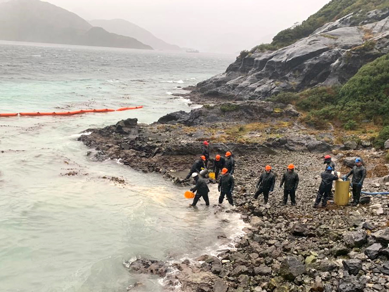 Chile: robotnicy oczyszczają wyciek 40 000 litrów oleju napędowego na wyspie Guarello, fot. Chilean Army, PAP/EPA 
