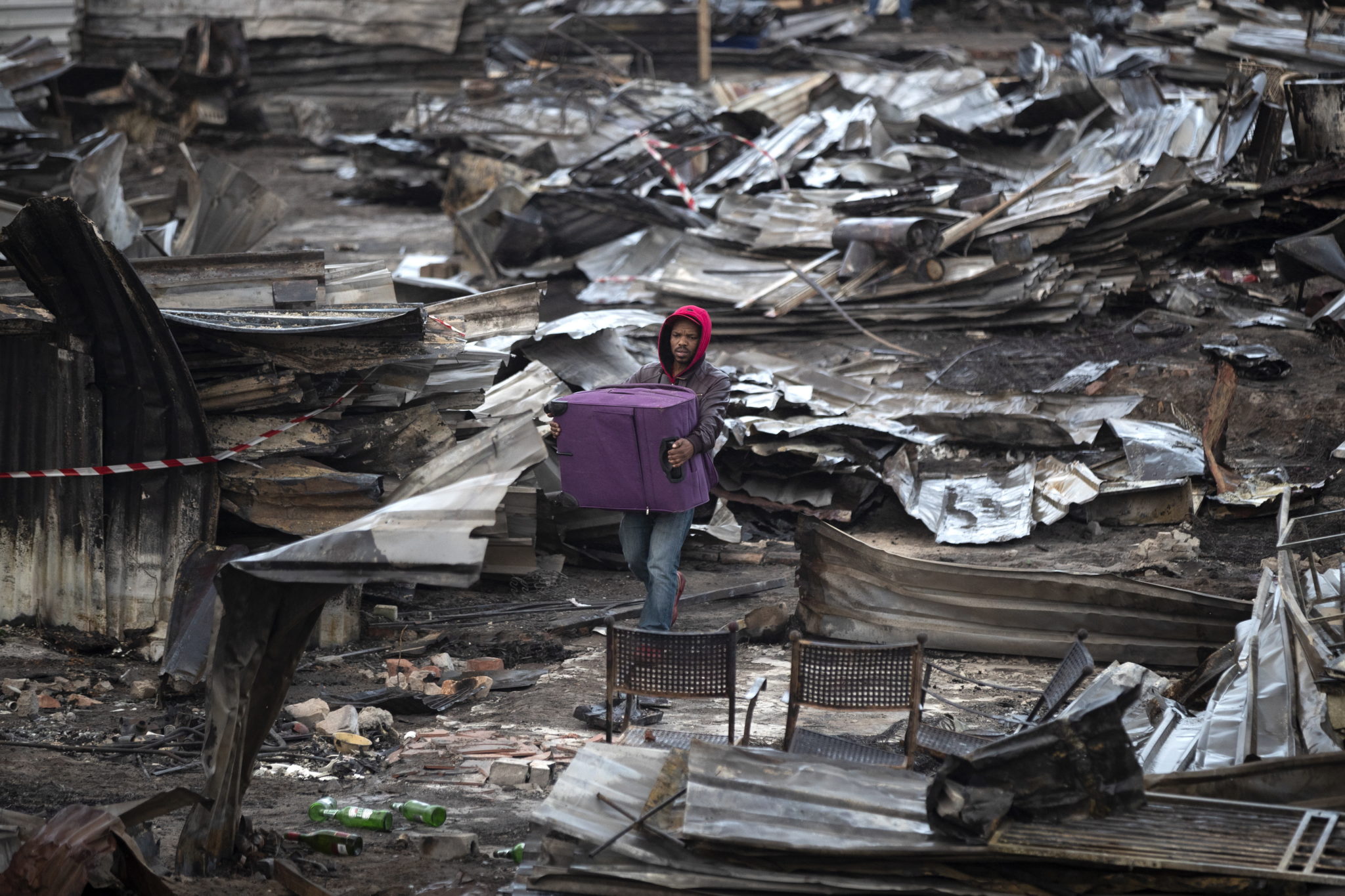 Dzielnica biednych po pożarze, jaki przeszedł przez tę dzielnicę Kapsztadu, fot. NIC BOTHMA  PAP/EPA.
