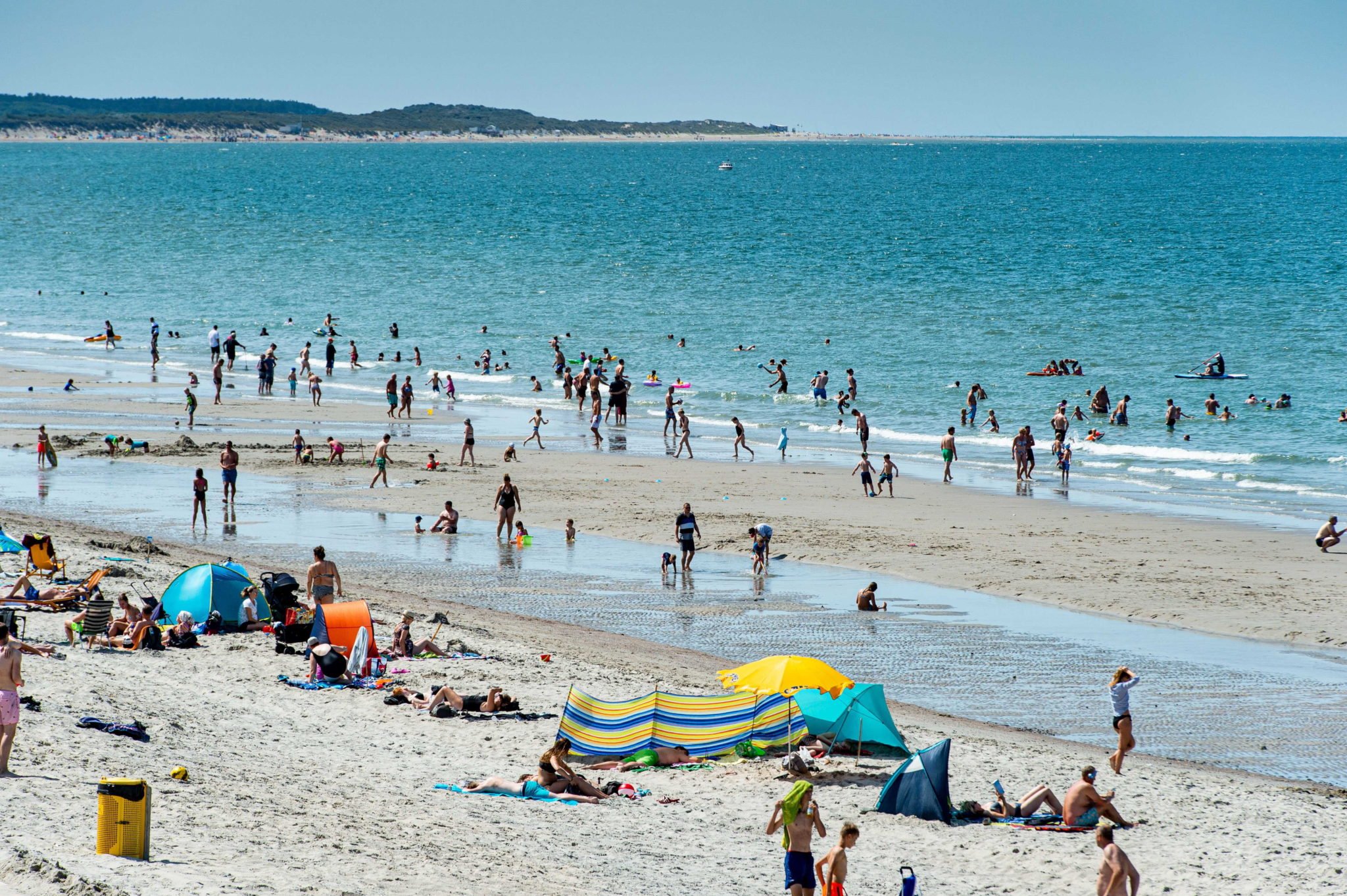 Holandia: dzień na plaży Banjaard w Noord-Beveland. Plaża Banjaard została uznana za najczystszą plażę w kraju i jedną z najlepiej utrzymanych w Europie. Fot. JONAS ROOSENS, PAP/EPA.