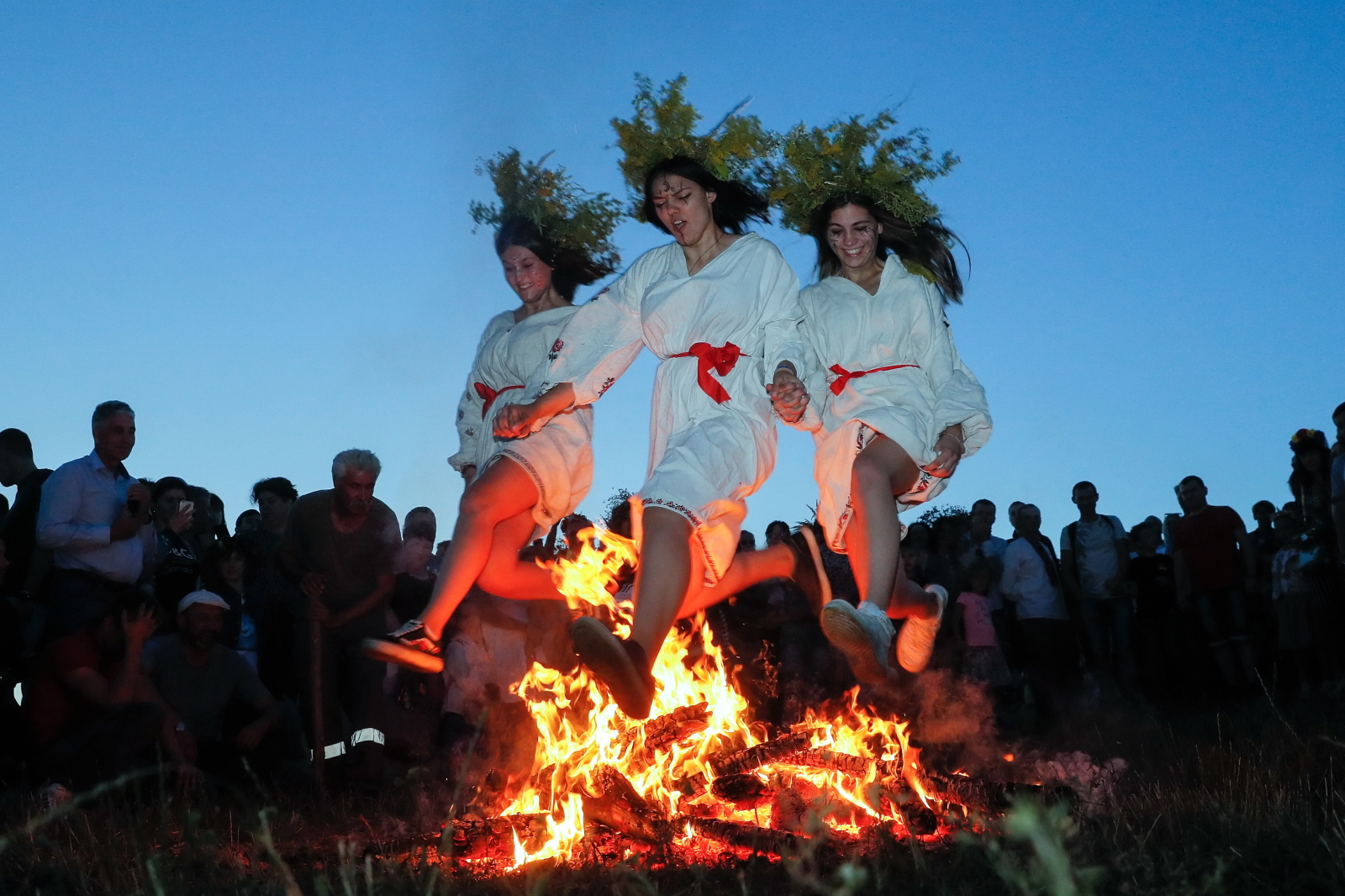 Ukraińska tradycja skakania przez ognisko EPA/SERGEY DOLZHENKO 

