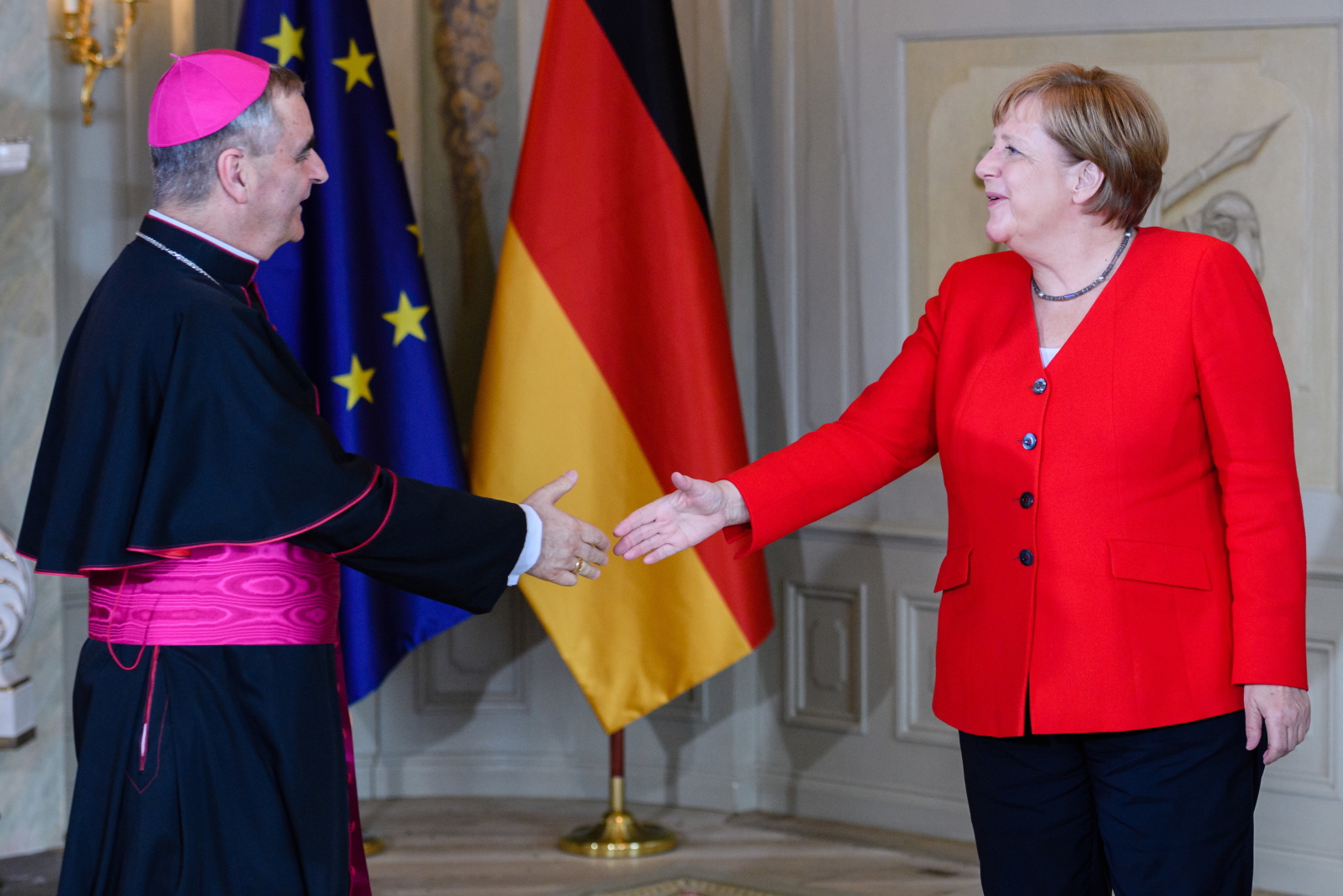 Angela Merkel wita arcybiskupa Nikolę Eterovica Fot. EPA/JENS SCHLUETER