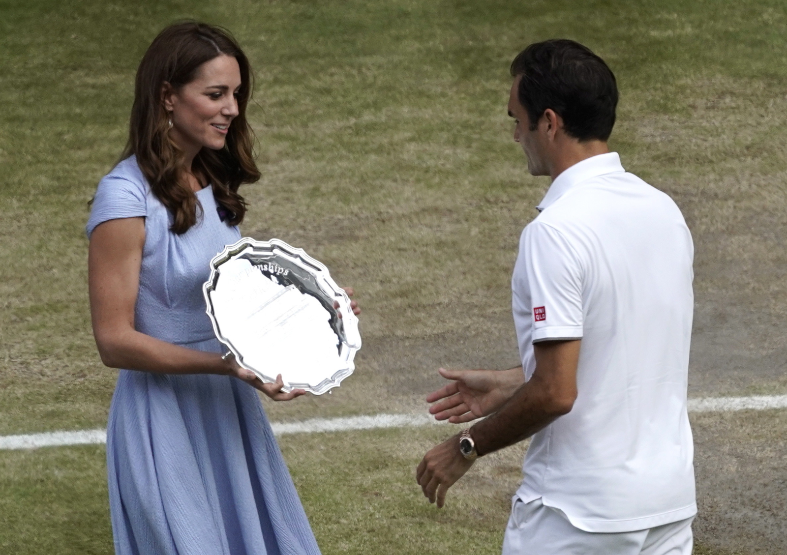Księżna Kate wręcza Rogerowi Federerowi nagrodę za 2 miejsce w Wimbledonie. Fot. PAP/EPA/WILL OLIVER