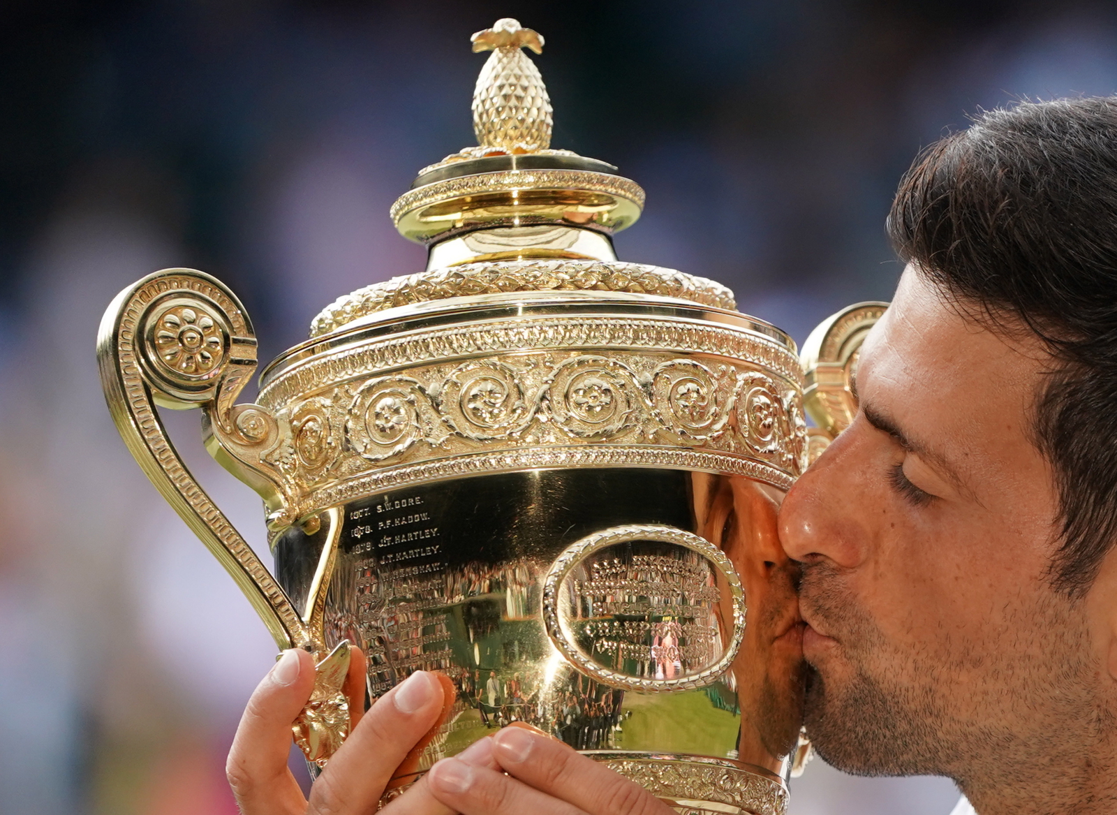 Novak Djokovic cieszy się ze zwycięstwa w Wimbledonie. Fot. PAP/EPA/NIC BOTHMA