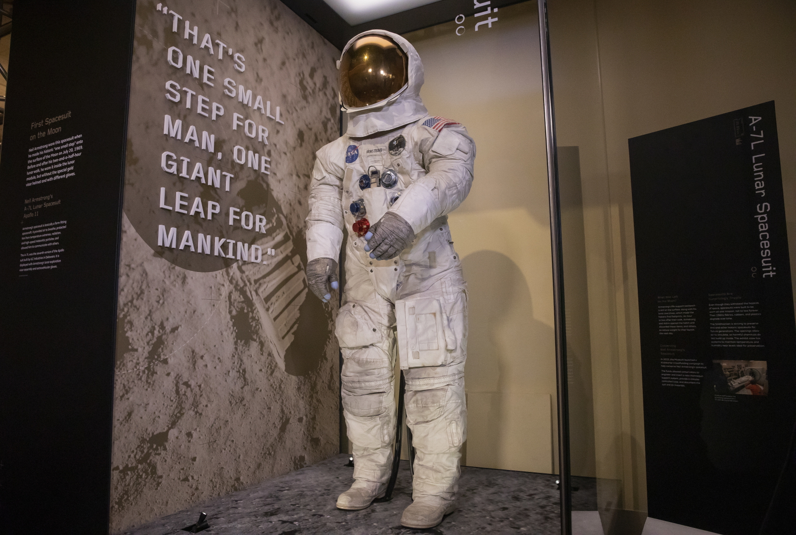 Kostium kosmiczny Armstronga z wyprawny na Księżyc (misja Apollo 11) fot. EPA/ERIK S. LESSER 
