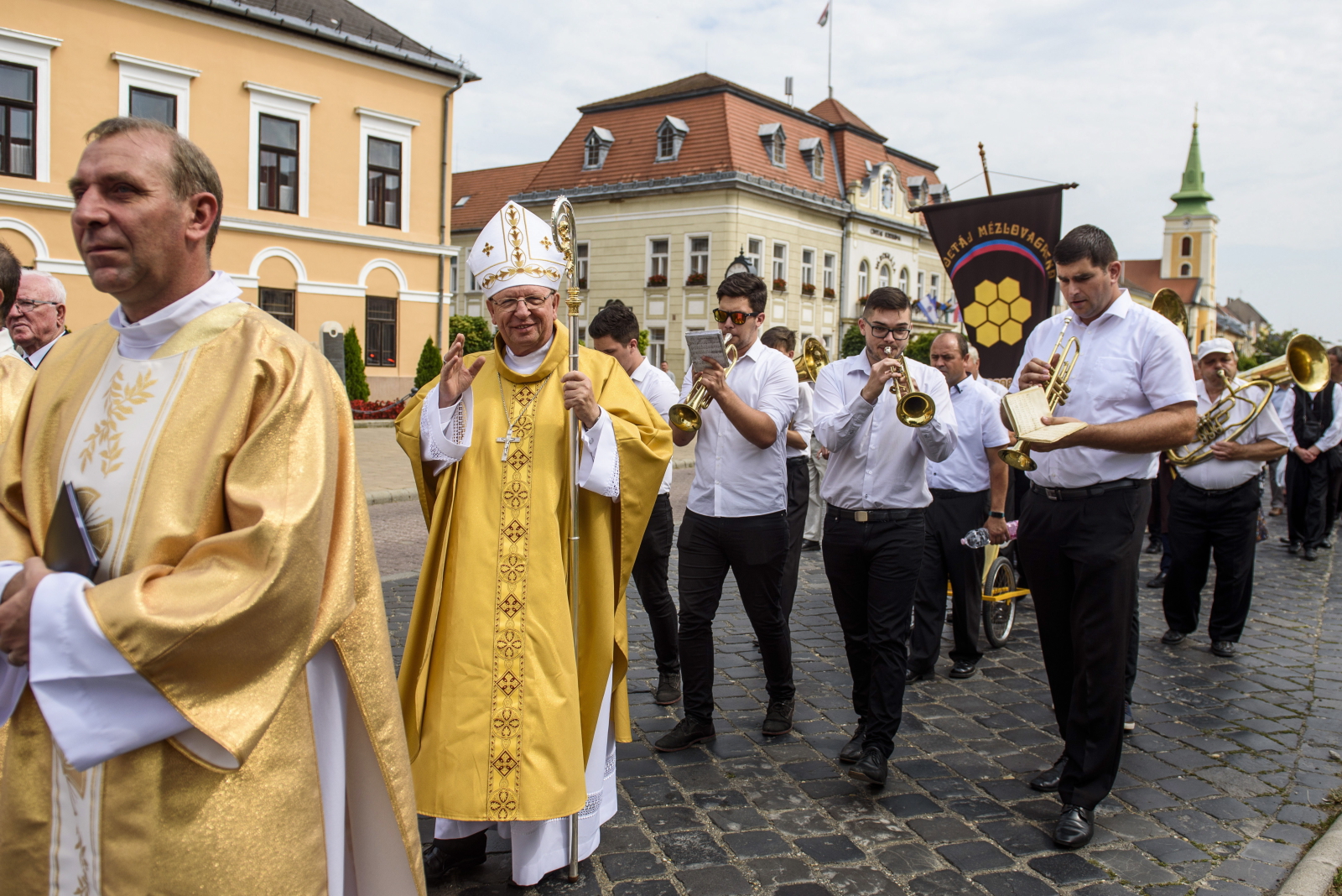 Procesja ku czci św. Anny na Węgrzech. Fot. PAP/EPA/Peter Komka